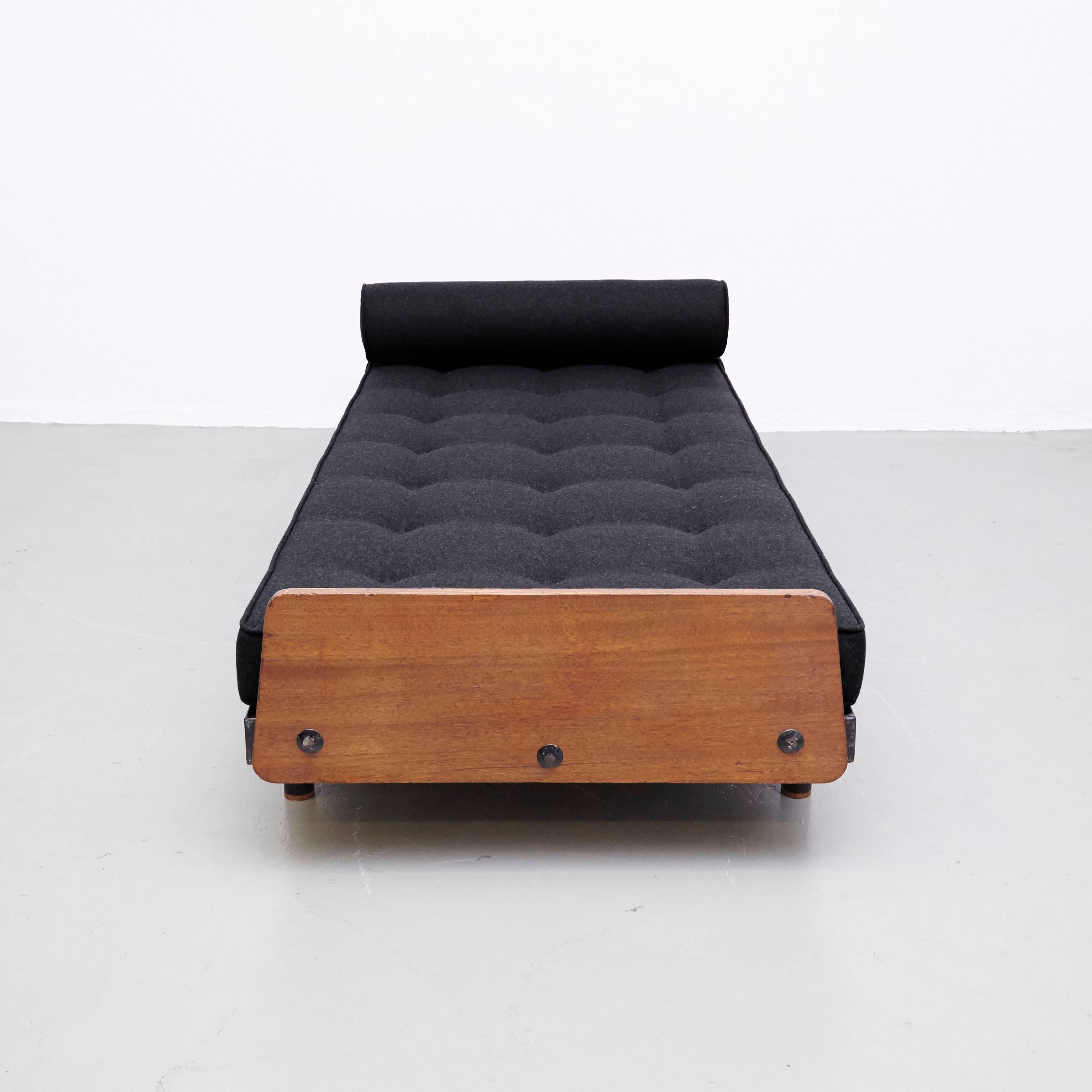 Jean Prouve Mid-Century Modern Black Metal and Wood Daybed, circa 1950 In Good Condition In Barcelona, Barcelona