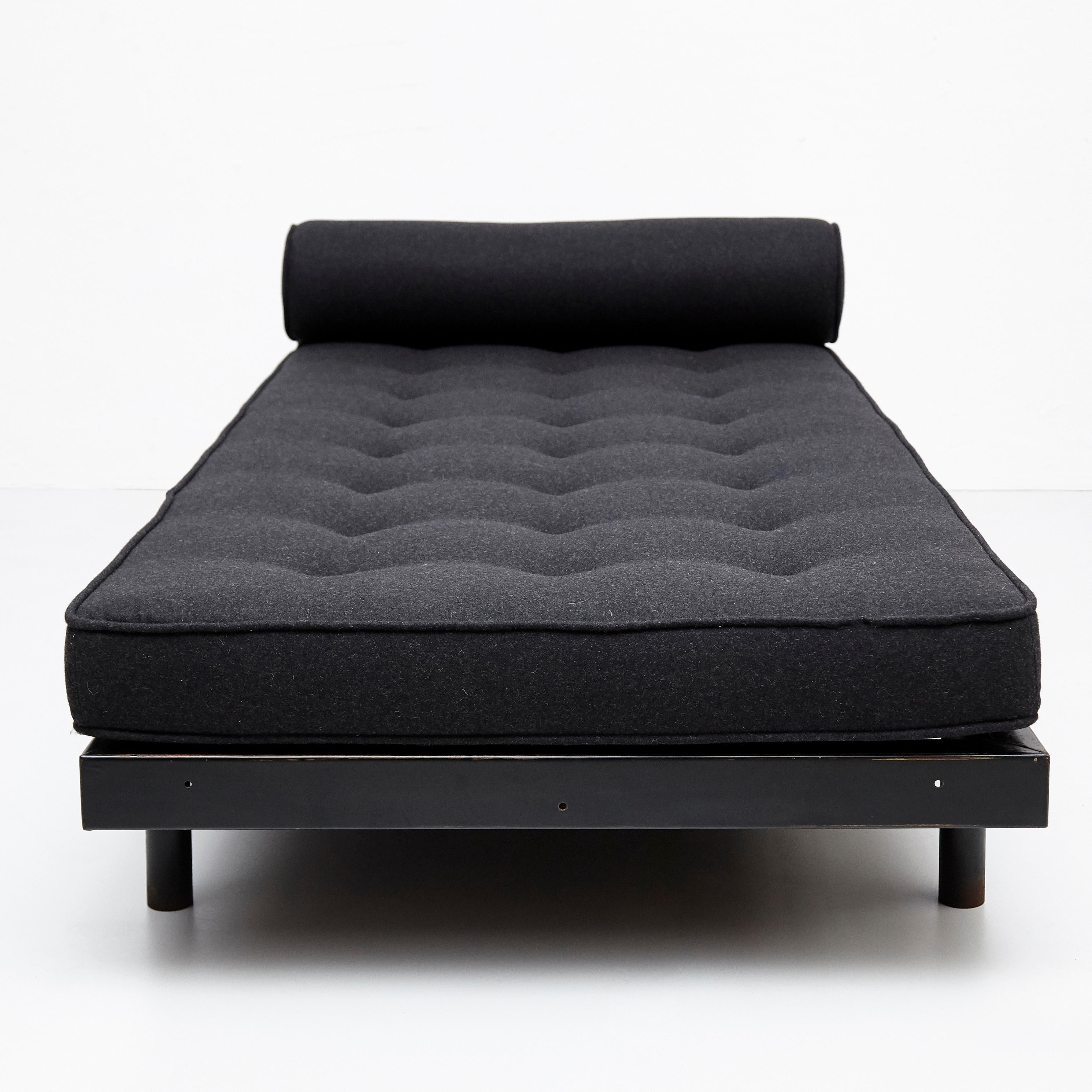 Jean Prouvé Mid-Century Modern Black Metal Daybed, circa 1950 In Good Condition In Barcelona, Barcelona