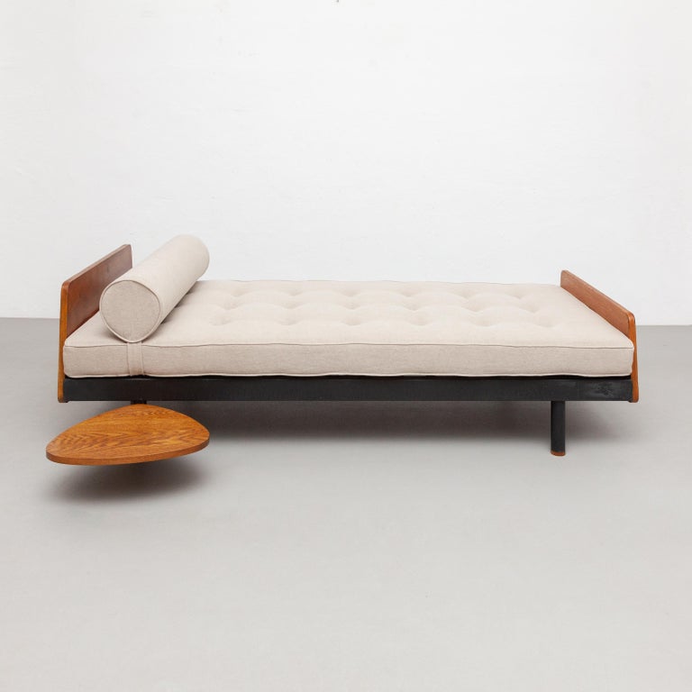 S.C.A.L. daybed designed by Jean Prouvé.
Manufactured by Ateliers Prouve, France, circa 1950.

This bed has been restored.
Metal frame, new upholstery.
Table had been done new according to original measurements.

In good condition, with minor