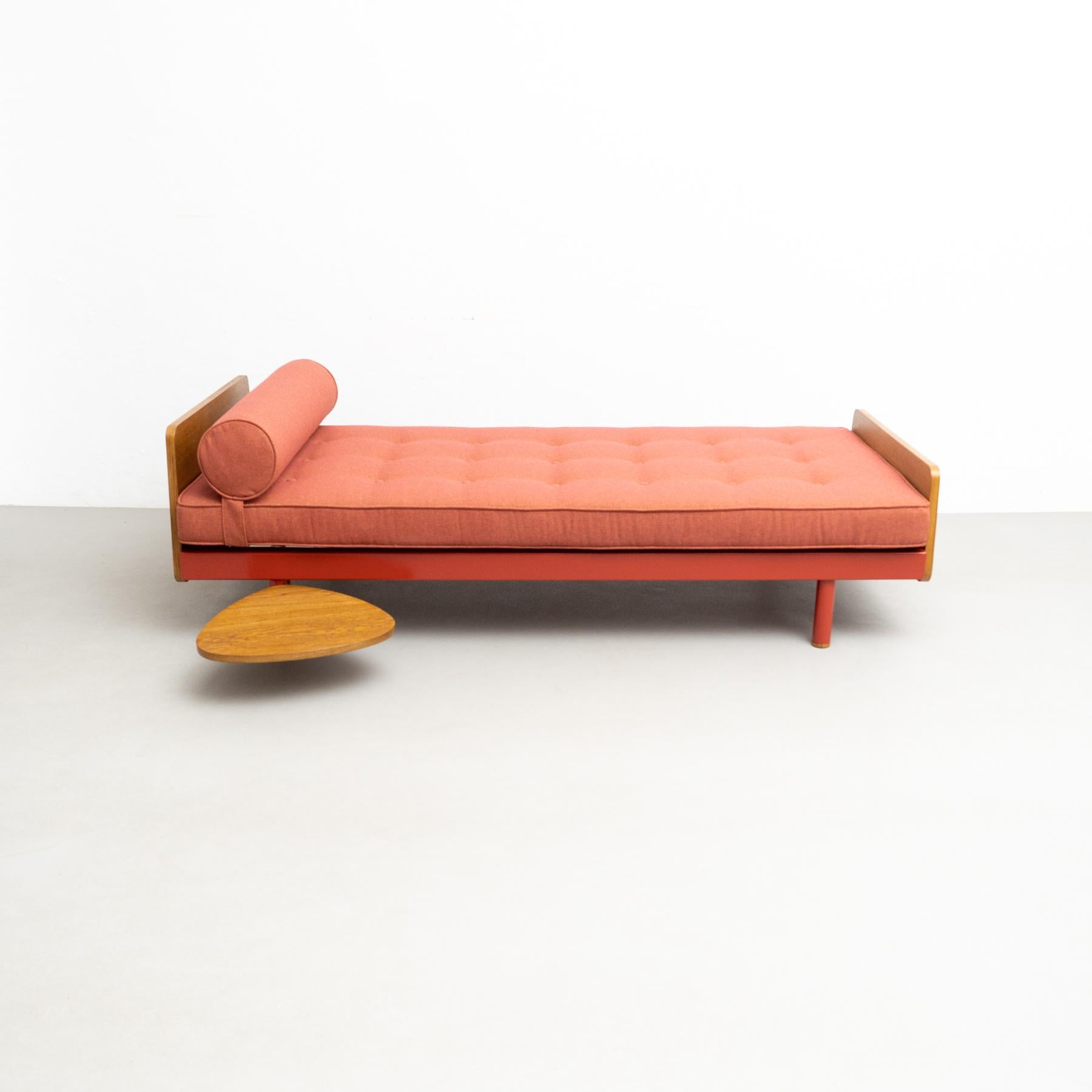 S.C.A.L. daybed designed by Jean Prouvé.
Manufactured by Ateliers Prouve, France, circa 1950.

This bed has been restored.
Metal frame, new upholstery, repainted.
Table had been done new according to original measurements.

In good condition,