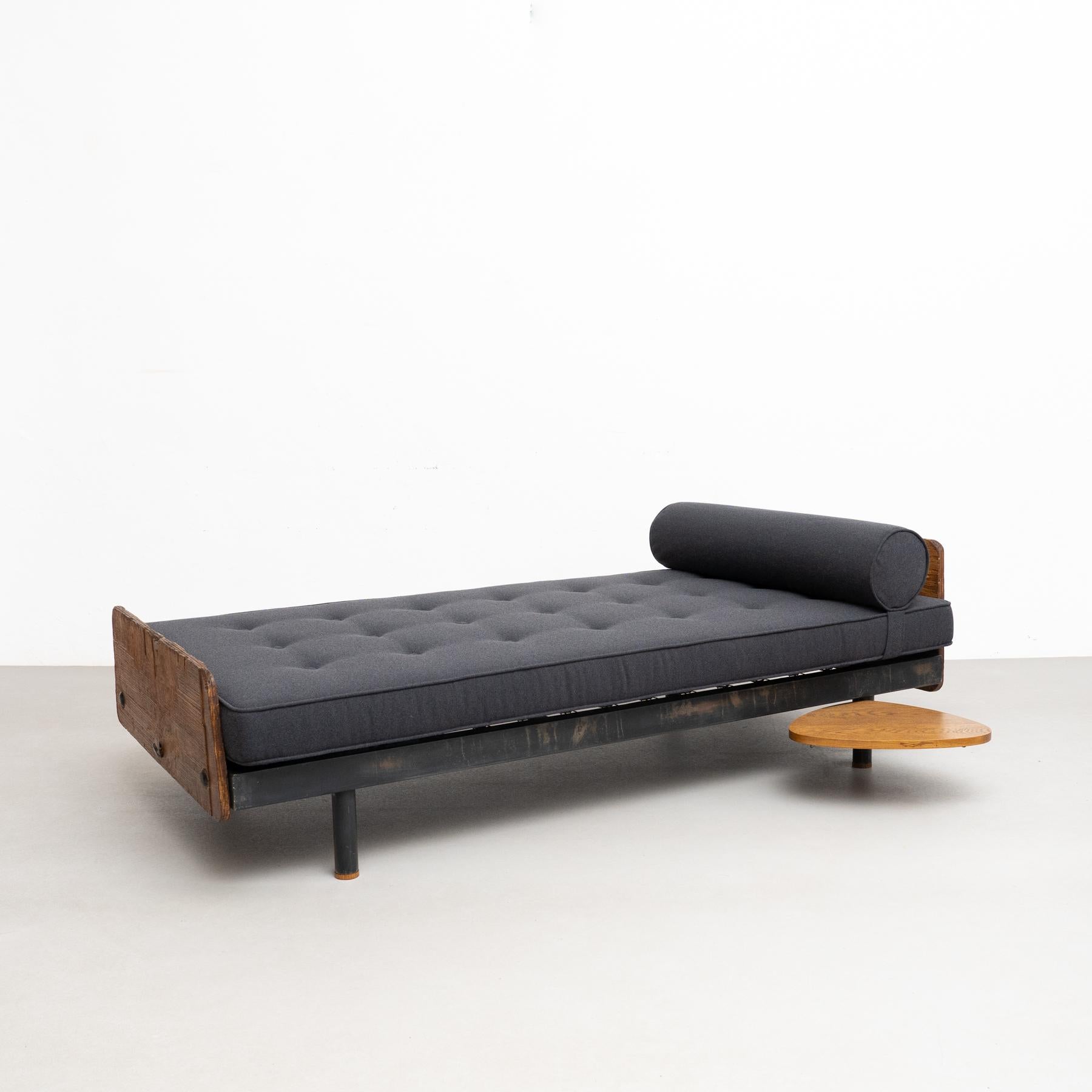 S.C.A.L. daybed designed by Jean Prouvé.

Manufactured by Ateliers Prouve, France, circa 1950.

Original preserved wooden boards.

This bed has been restored.

Metal frame, new upholstery, repainted.

Table has been done new according to