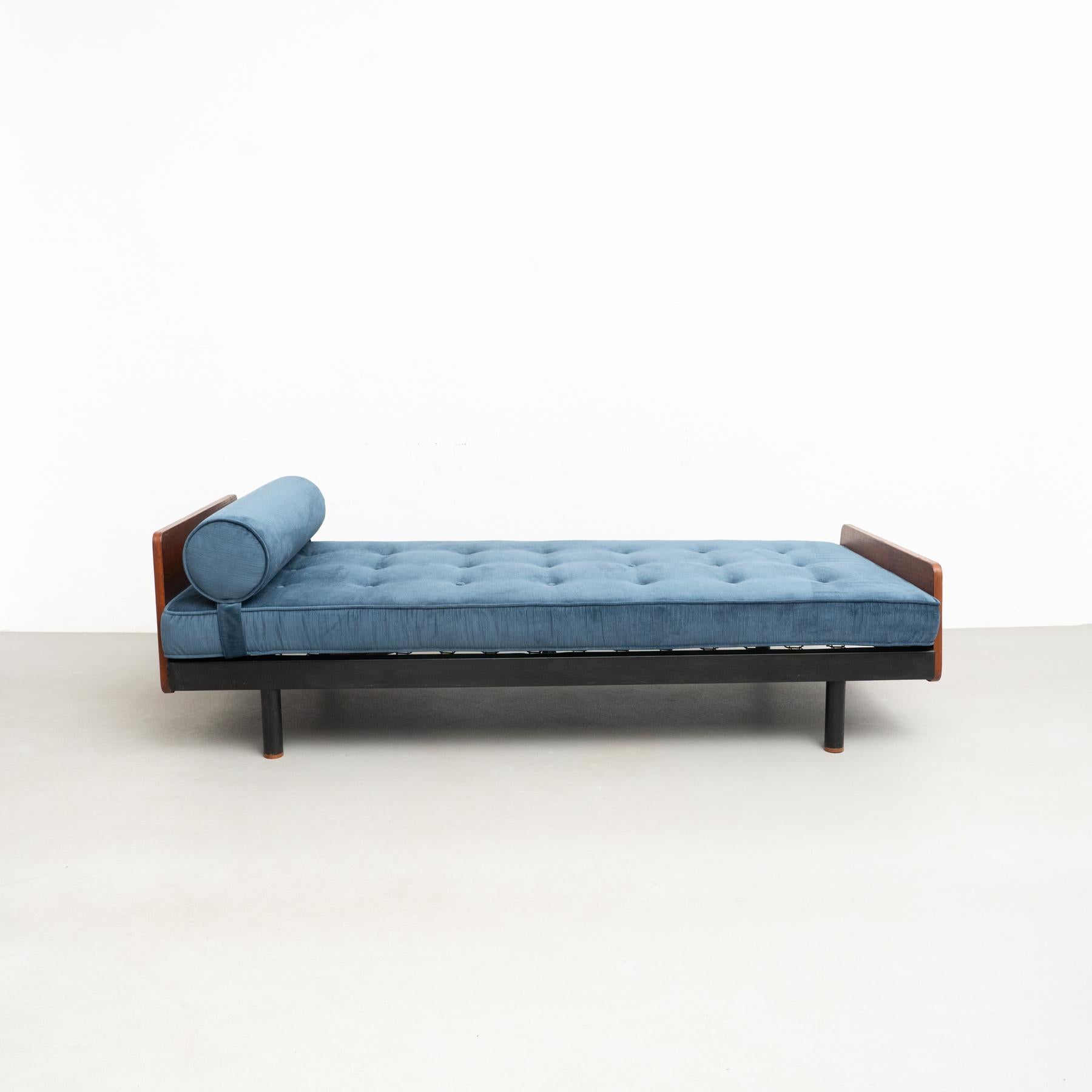 S.C.A.L. daybed designed by Jean Prouvé.

Manufactured by Ateliers Prouve, France, circa 1950.

Original preserved wooden boards.

This bed has been restored.

Metal frame, new upholstery, repainted.

Table has been done new according to