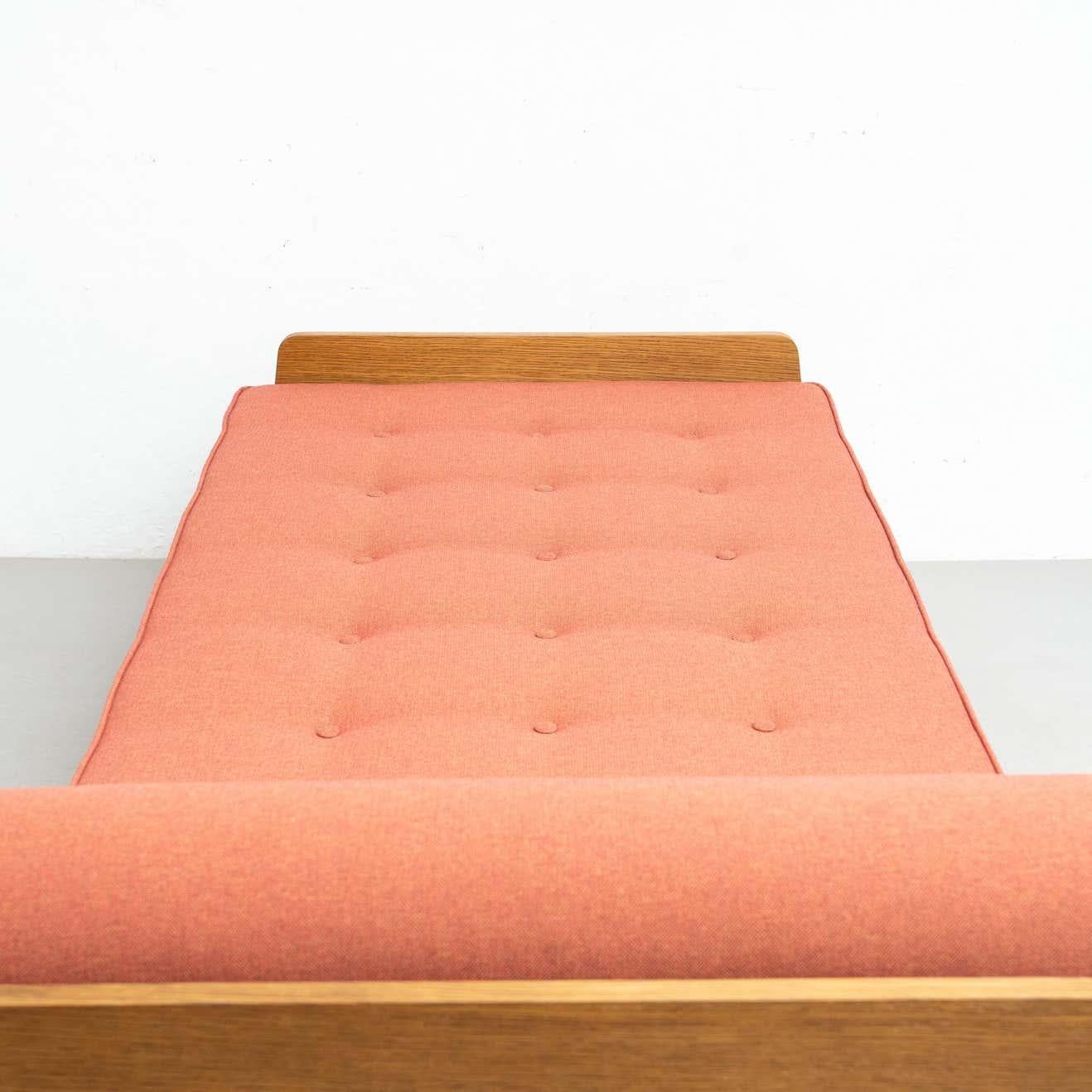 S.C.A.L. daybed designed by Jean Prouvé.
Manufactured by Ateliers Prouve, France, circa 1950.

This bed has been restored.
Metal frame, new upholstery, repainted.
Table had been done new according to original measurements.

In good condition,