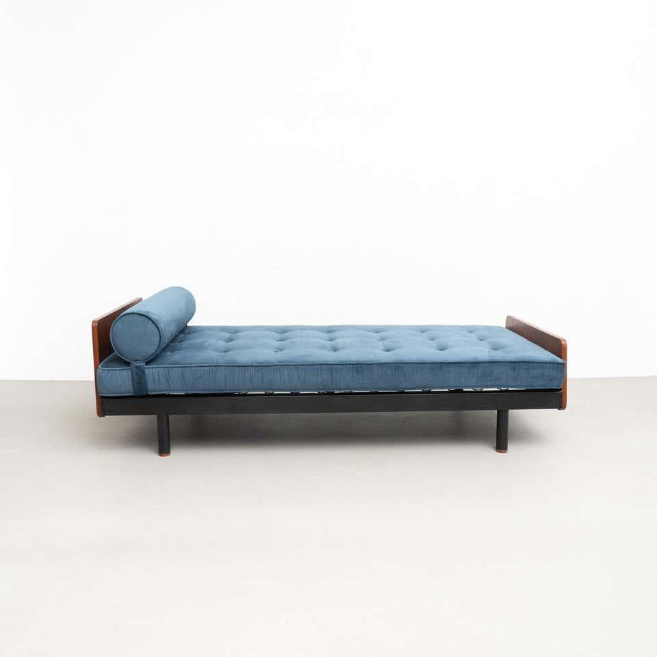 S.C.A.L. daybed designed by Jean Prouvé.

Manufactured by Ateliers Prouve, France, circa 1950.

Original preserved wooden boards.

This bed has been restored.

Metal frame, new upholstery, repainted.

Table has been done new according to original