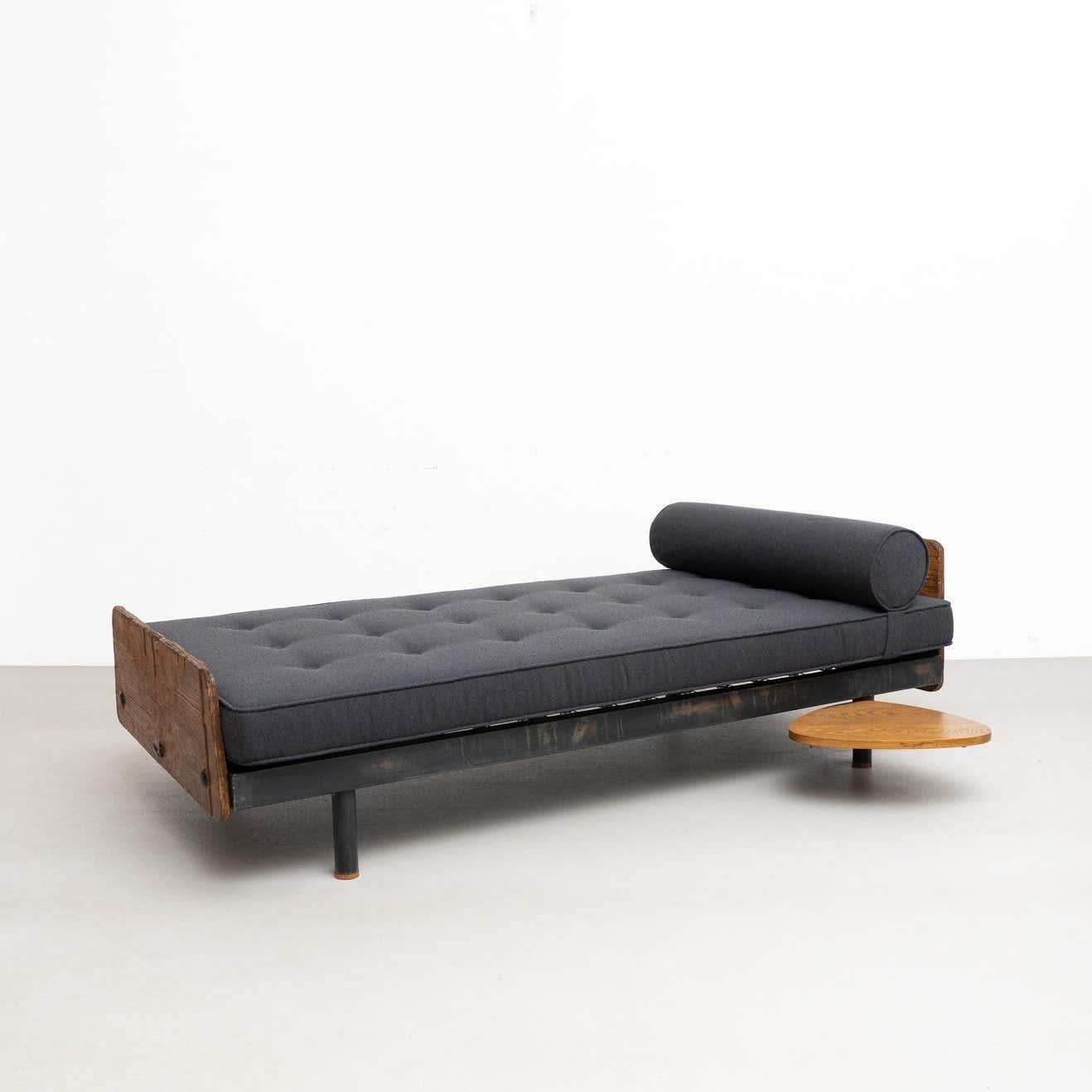 This S.C.A.L. daybed designed by the iconic French designer, Jean Prouvé, is a true Mid-Century Modern masterpiece. Crafted by the esteemed Ateliers Prouve in France circa 1950, this daybed has been meticulously restored to its former glory, making