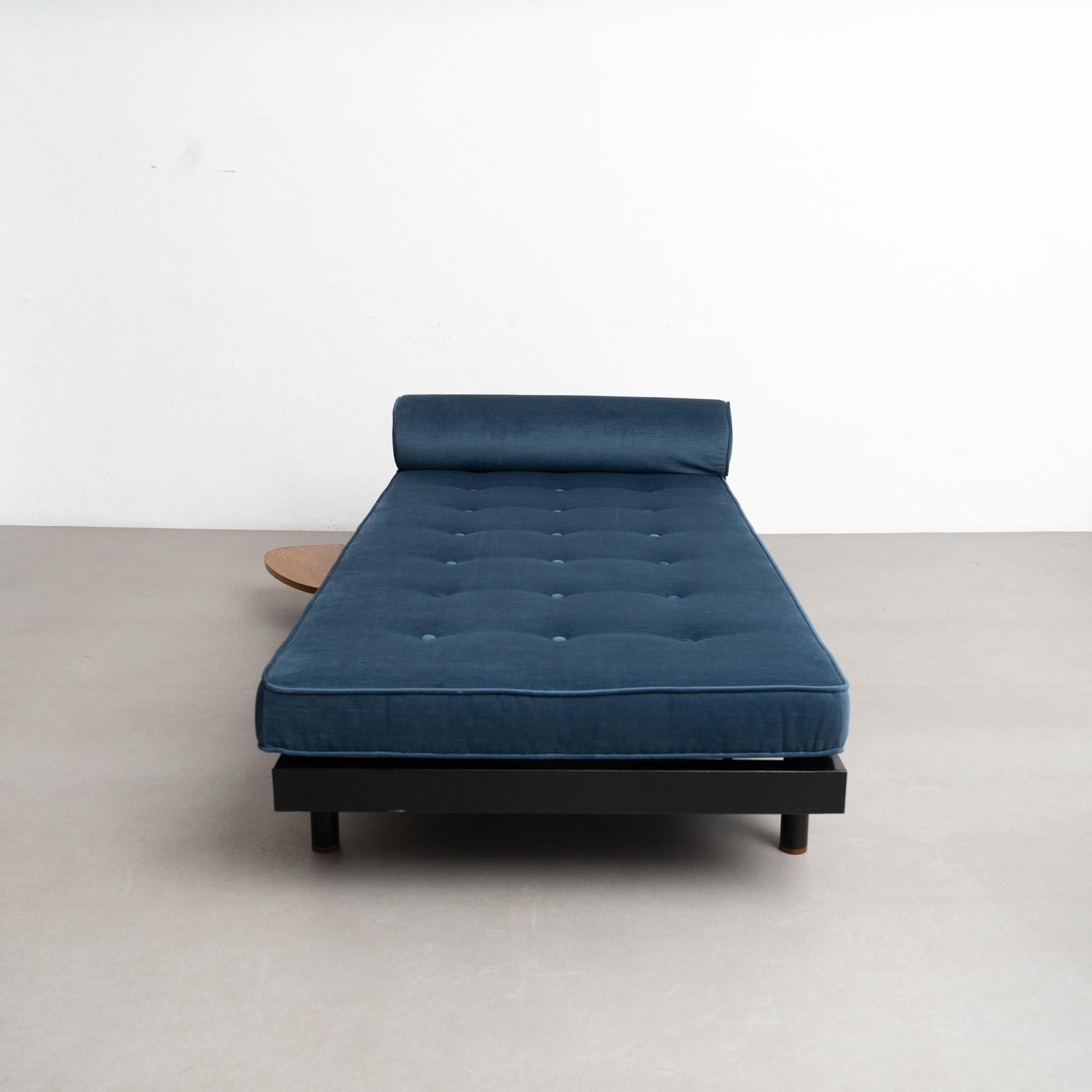 This S.C.A.L. daybed designed by the iconic French designer, Jean Prouvé, is a true Mid-Century Modern masterpiece. Crafted by the esteemed Ateliers Prouve in France circa 1950, this daybed has been meticulously restored to its former glory, making