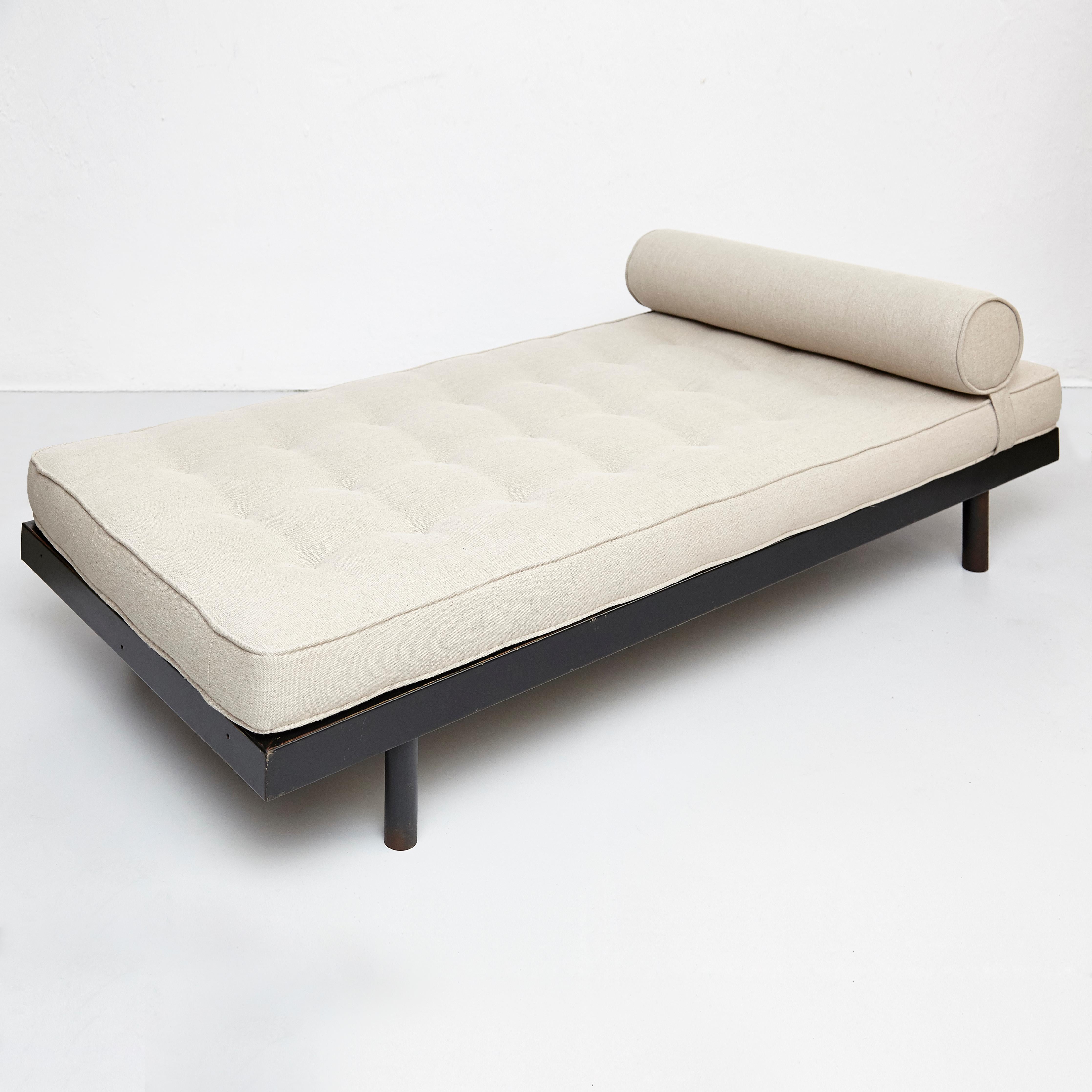 Jean Prouvé Mid-Century Modern S.C.A.L. Daybed, circa 1950 In Good Condition In Barcelona, Barcelona