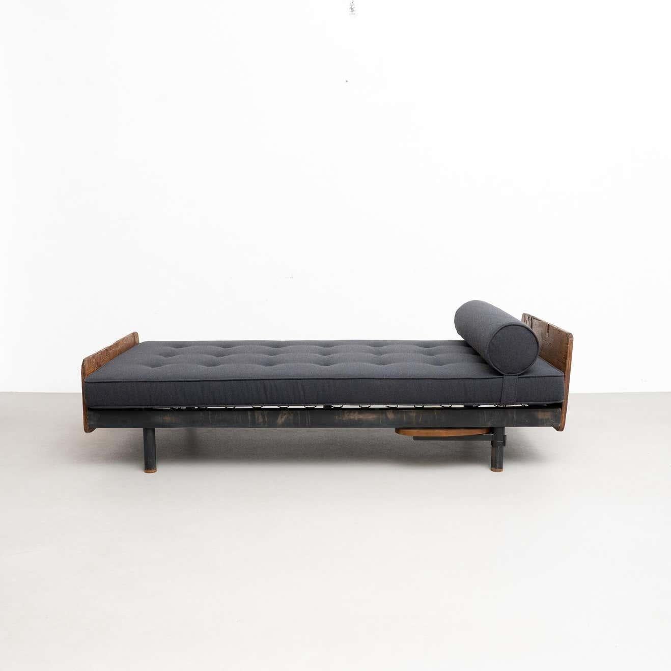 Jean Prouve Mid-Century Modern S.C.A.L. Daybed, circa 1950 In Good Condition In Barcelona, Barcelona