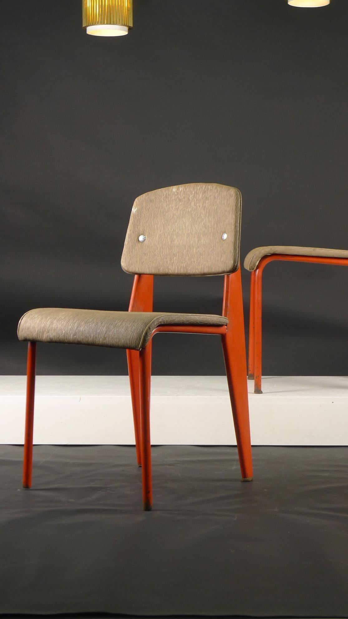 Tissu d'ameublement Jean Prouvé, Paire de chaises standard, modèle 306, vers 1950 en vente
