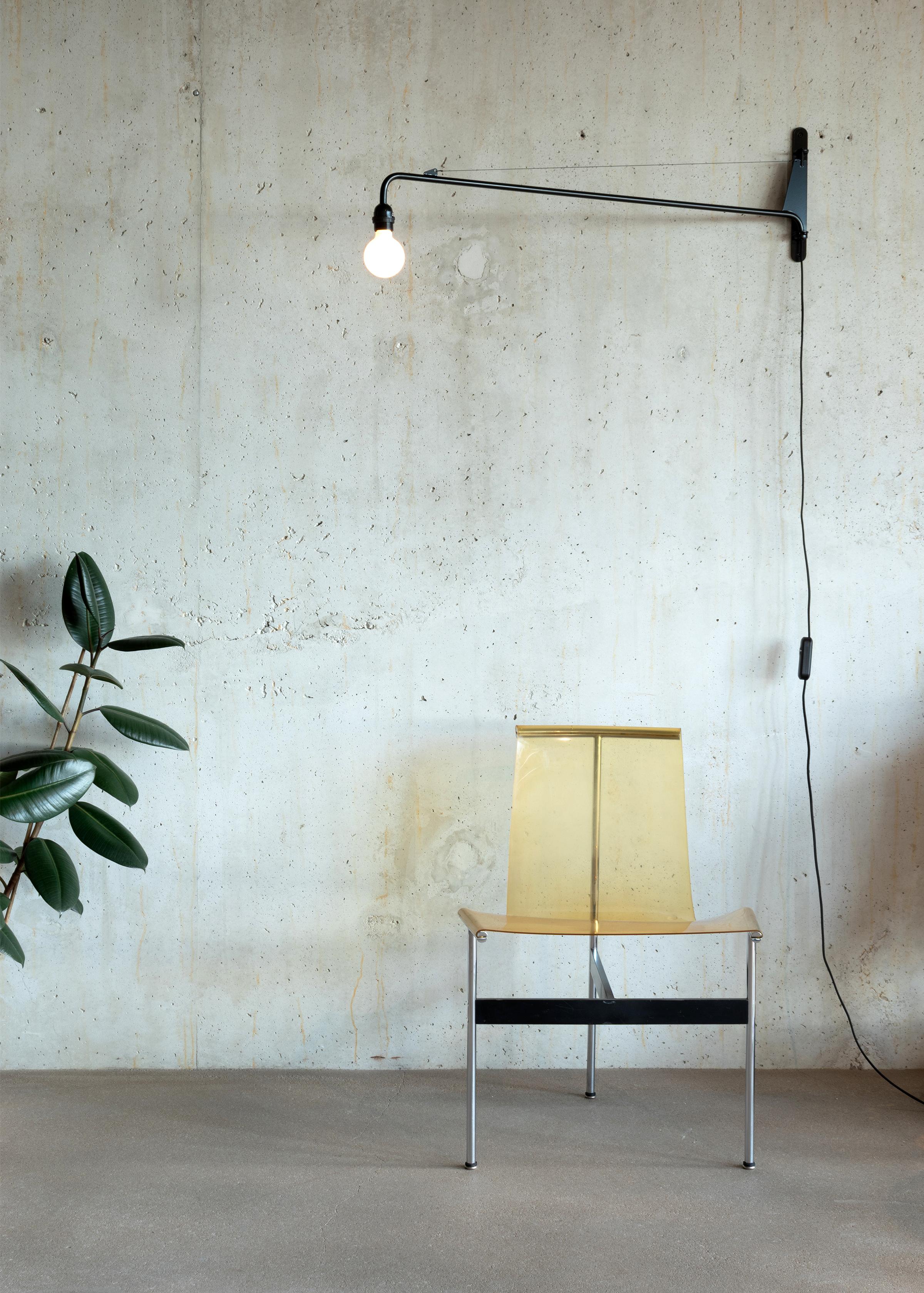 Jean Prouvé Petit Potence Lámpara de pared negra by Vitra Moderno de mediados de siglo en venta