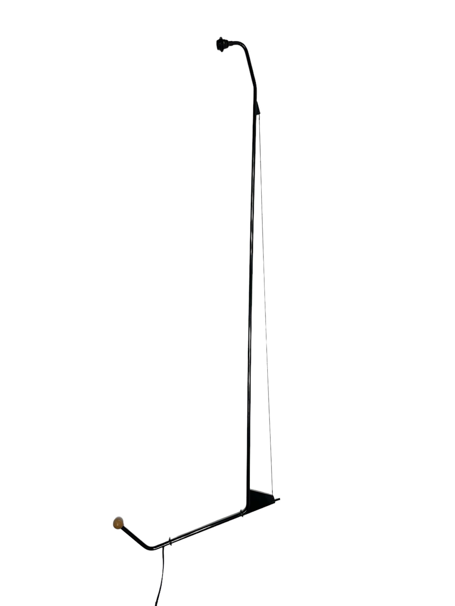 Conçue par Jean Prouvé pour sa Maison Tropicale, la lampe Potence (1950) offre une solution unique pour l'éclairage par suspension, grâce à son ingénierie ingénieuse et à sa forme élégante. Constituée d'une seule tige métallique qui s'étend sur près