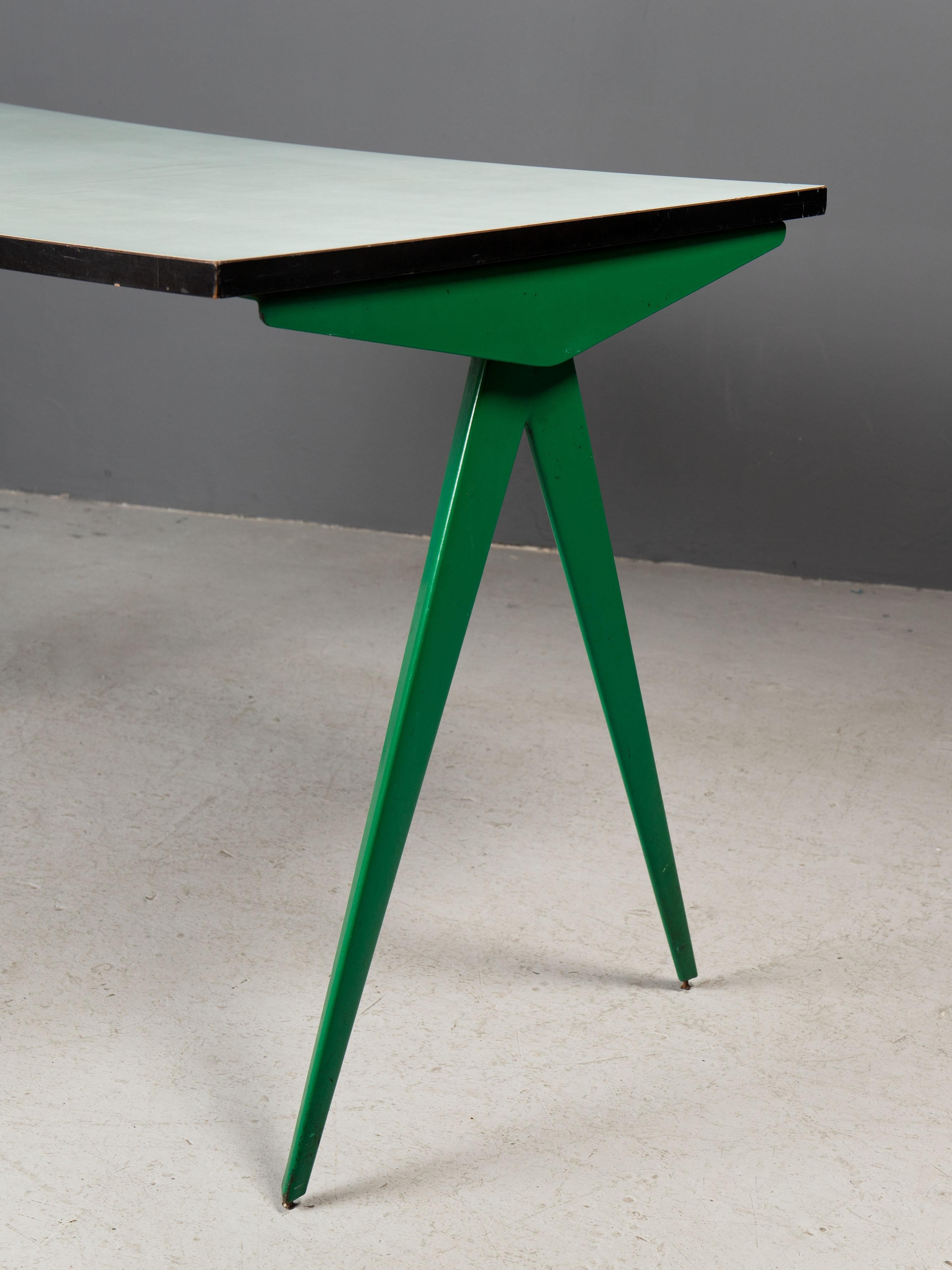 Eleganter grüner Schreibtisch von Jean Prouvé in grüner Farbe. Unberührter Originalzustand, hergestellt vom Atelier Jean Prouvé in den 1950er Jahren.