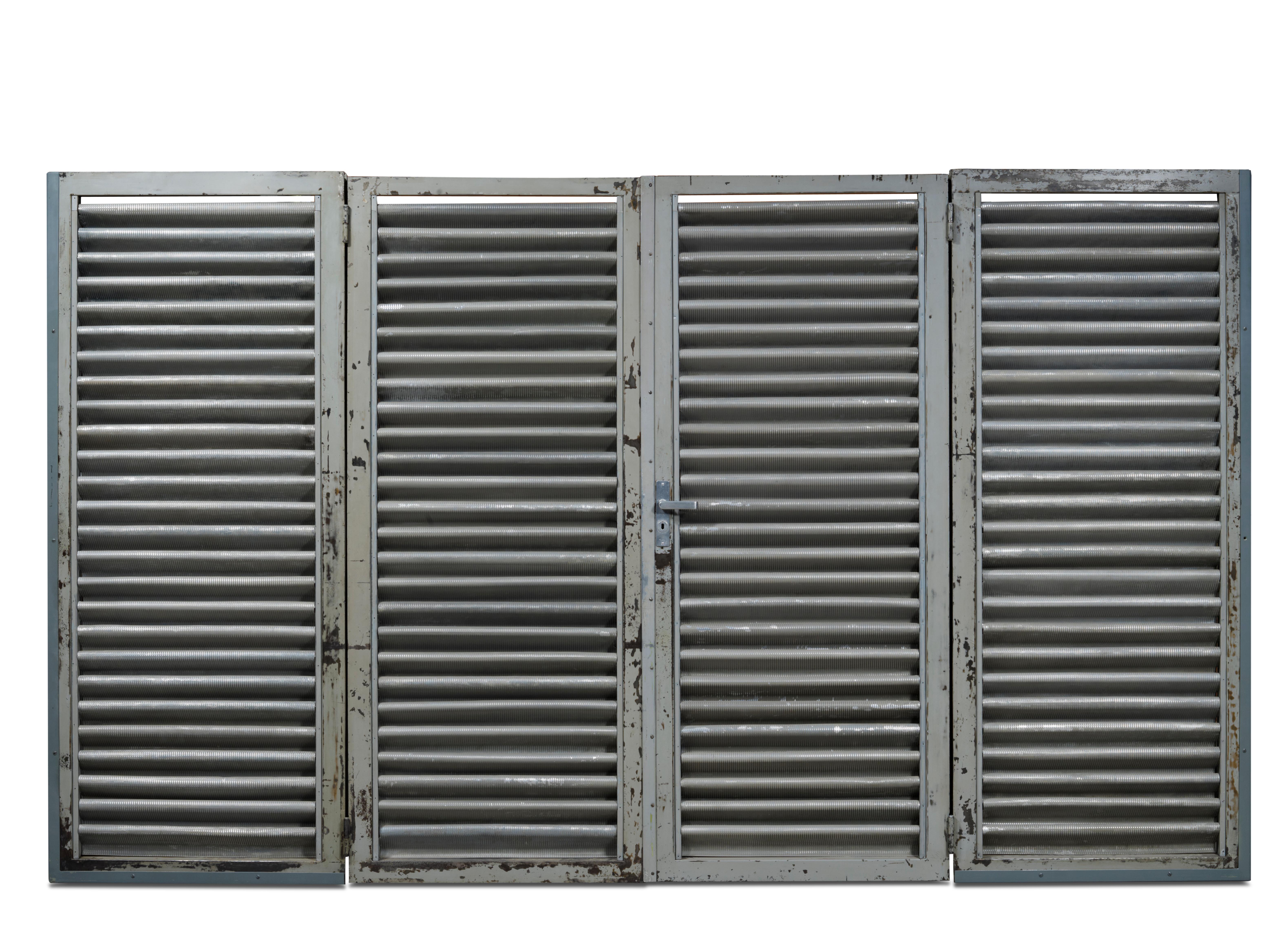 Jean PROUVE 
Room divider with 4-paneled louvers, 1952.

Provenance :
- Six from big Unité d'habitation Air France apartments at Brazzaville, Congo. Nine copies found in relatively good condition.

Stationary slats in streaked aluminum, jambs