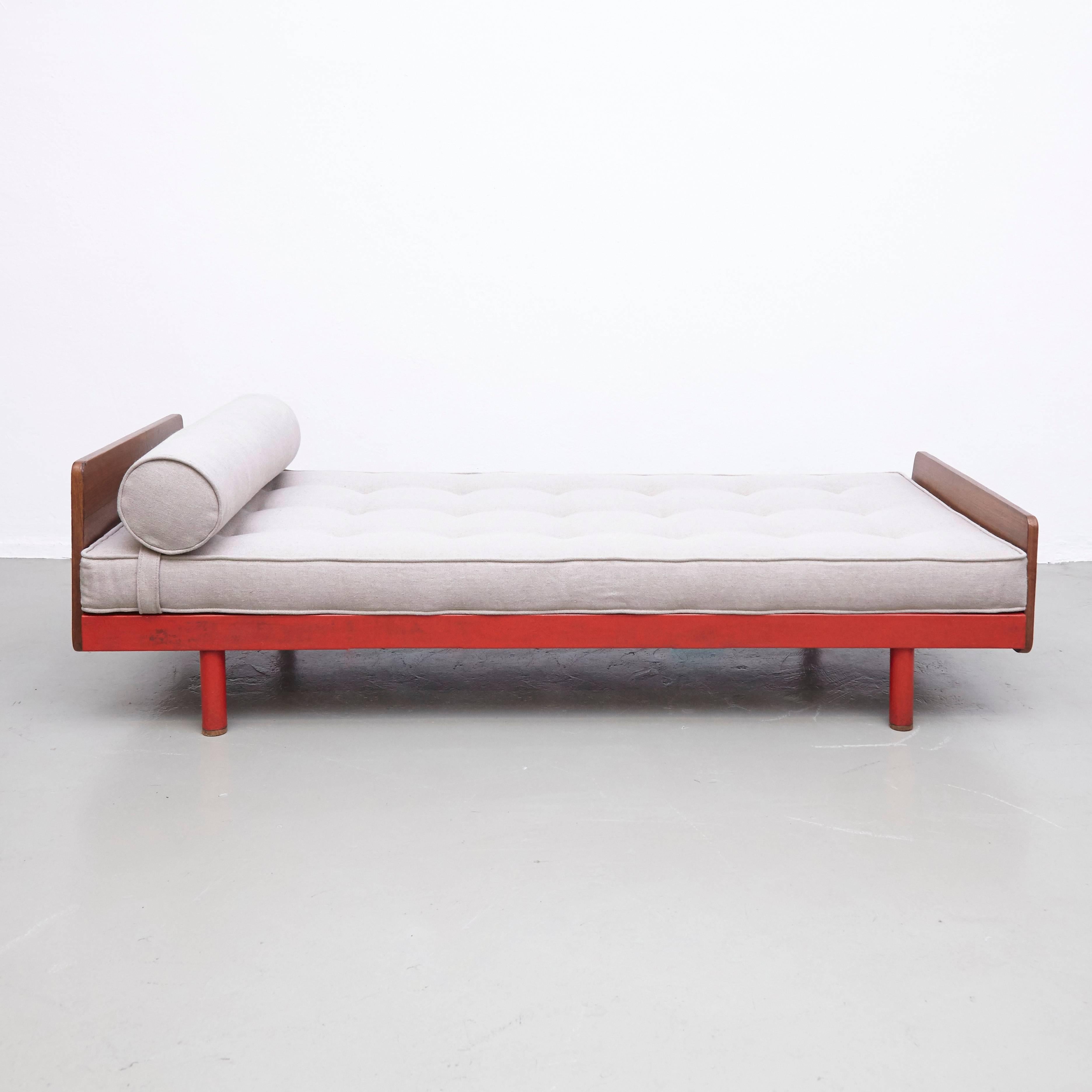 S.C.A.L. daybed designed by Jean Prouve.
Manufactured by Ateliers Prouve, France, circa 1950.
This bed has been restored.
Metal frame, wood, new upholstery.

In good condition, with minor wear consistent with age and use, preserving a beautiful
