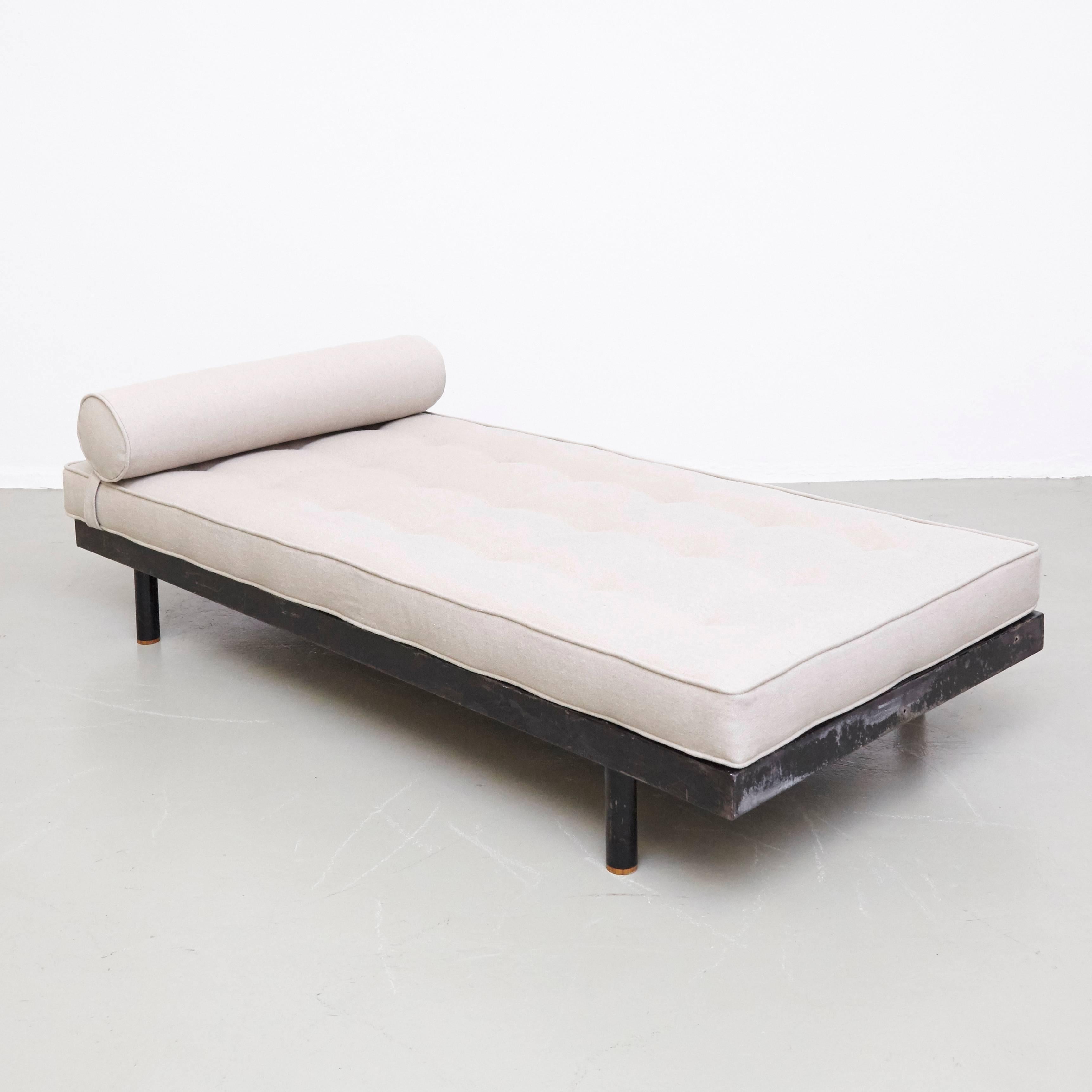 Jean Prouve Mid Century Modern Metal Upholstery SCAL French Daybed, circa 1950 (Moderne der Mitte des Jahrhunderts)