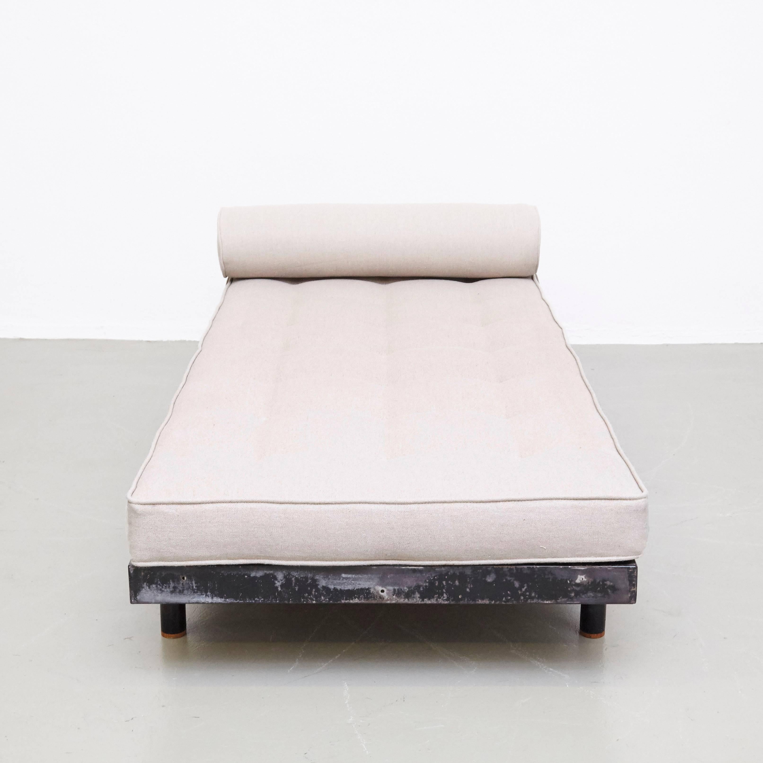 Jean Prouve Mid Century Modern Metal Upholstery SCAL French Daybed, circa 1950 In Good Condition In Barcelona, Barcelona