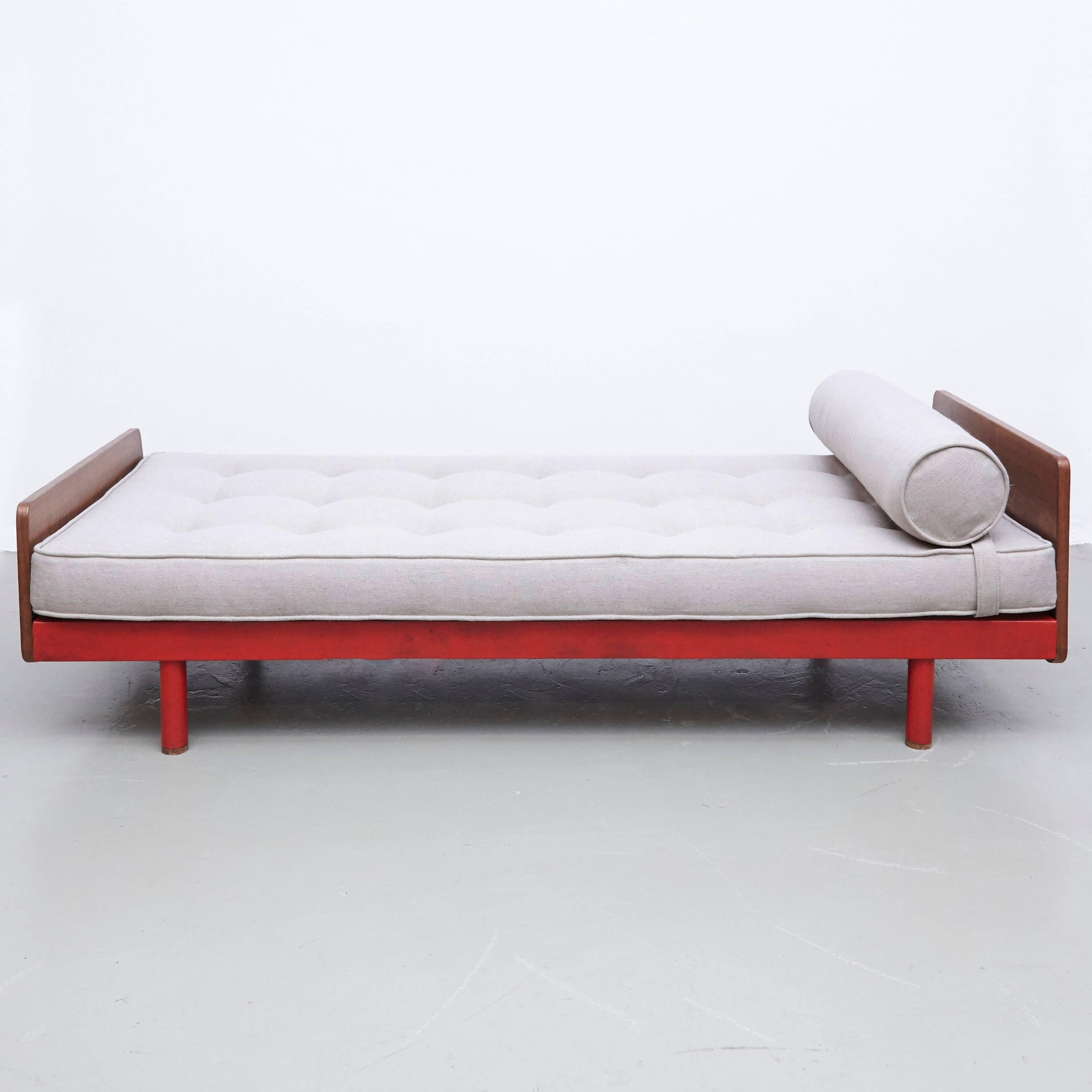 Jean Prouve S.C.A.L. Daybed, circa 1950 In Good Condition In Barcelona, Barcelona