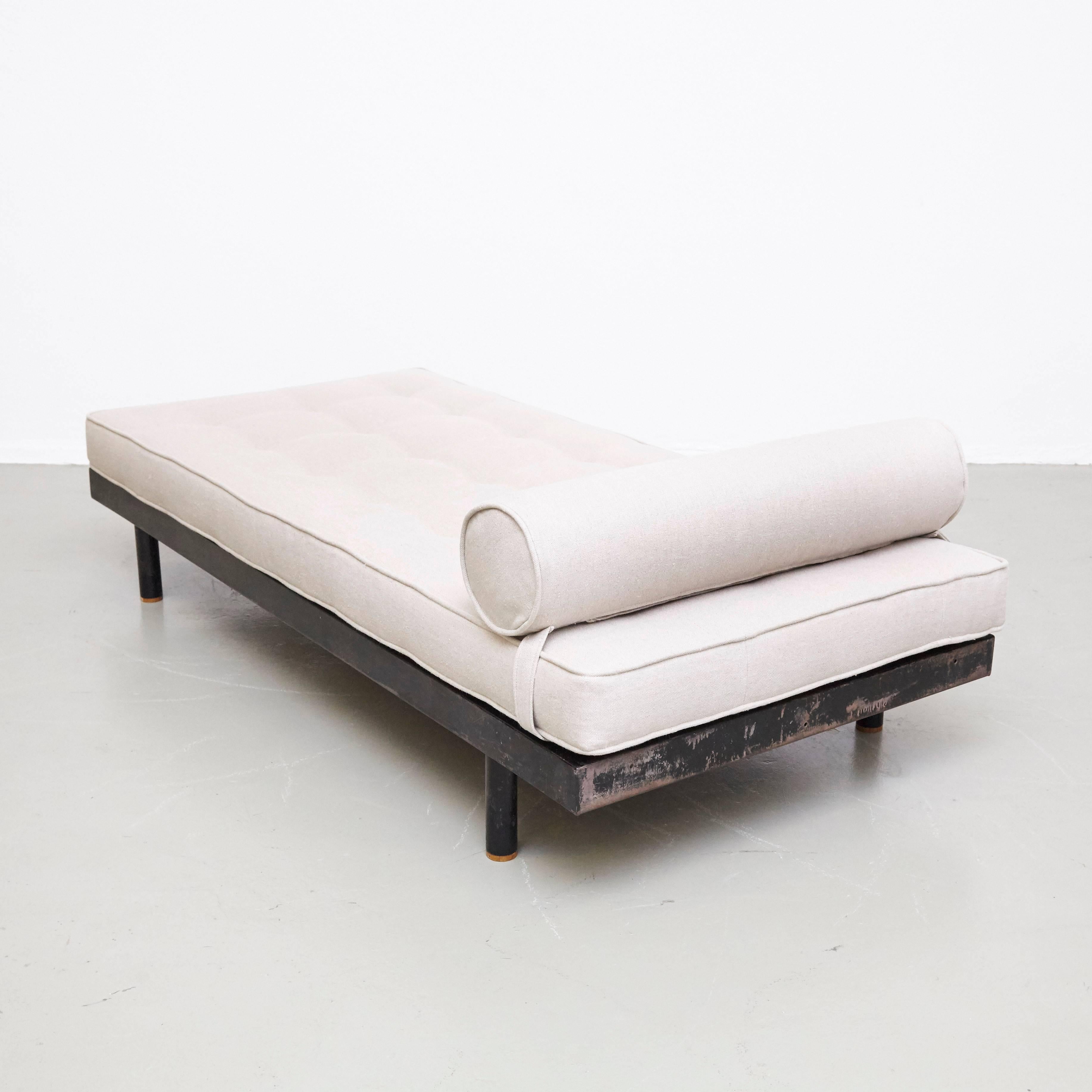Jean Prouve Mid Century Modern Metal Upholstery SCAL French Daybed, circa 1950 (Mitte des 20. Jahrhunderts)