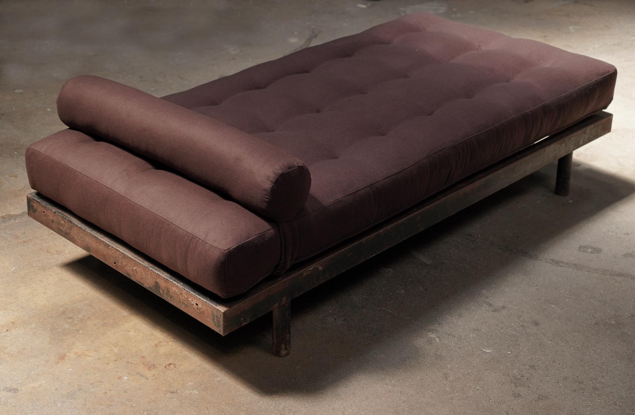 Design iconico di Jean Prouvé, il lettino Scal Daybed unisce la precisione industriale all'elegante semplicità. Caratterizzato da un'elegante struttura in metallo e da un profilo minimalista, incarna l'equilibrio tra forma e funzione tipico di