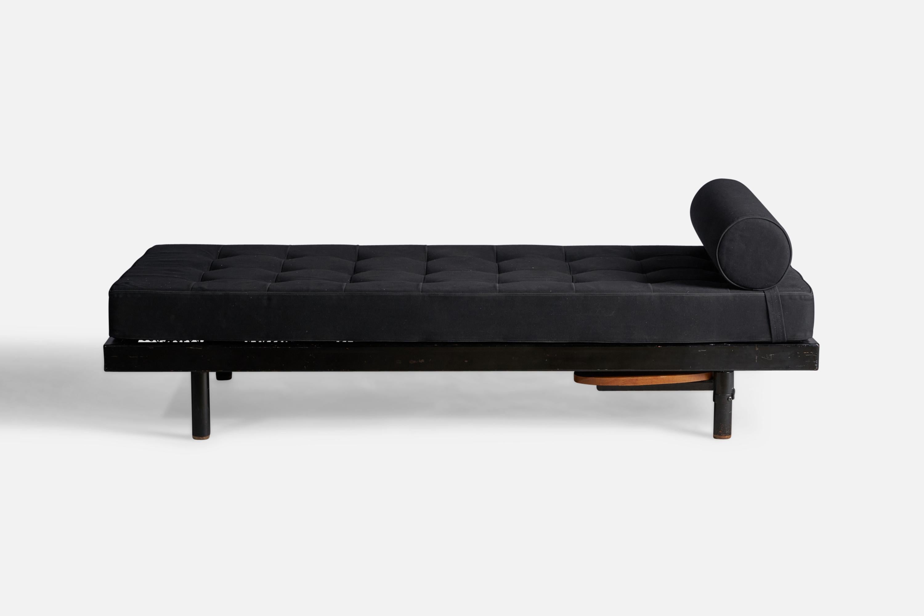 Ein Tagesbett aus schwarz lackiertem Metall, schwarzem Stoff und Eiche, entworfen von Jean Prouvé und hergestellt von Ateliers Prouve, Frankreich, 1950er Jahre.

Beistelltisch erhöht die Breite um 14,25