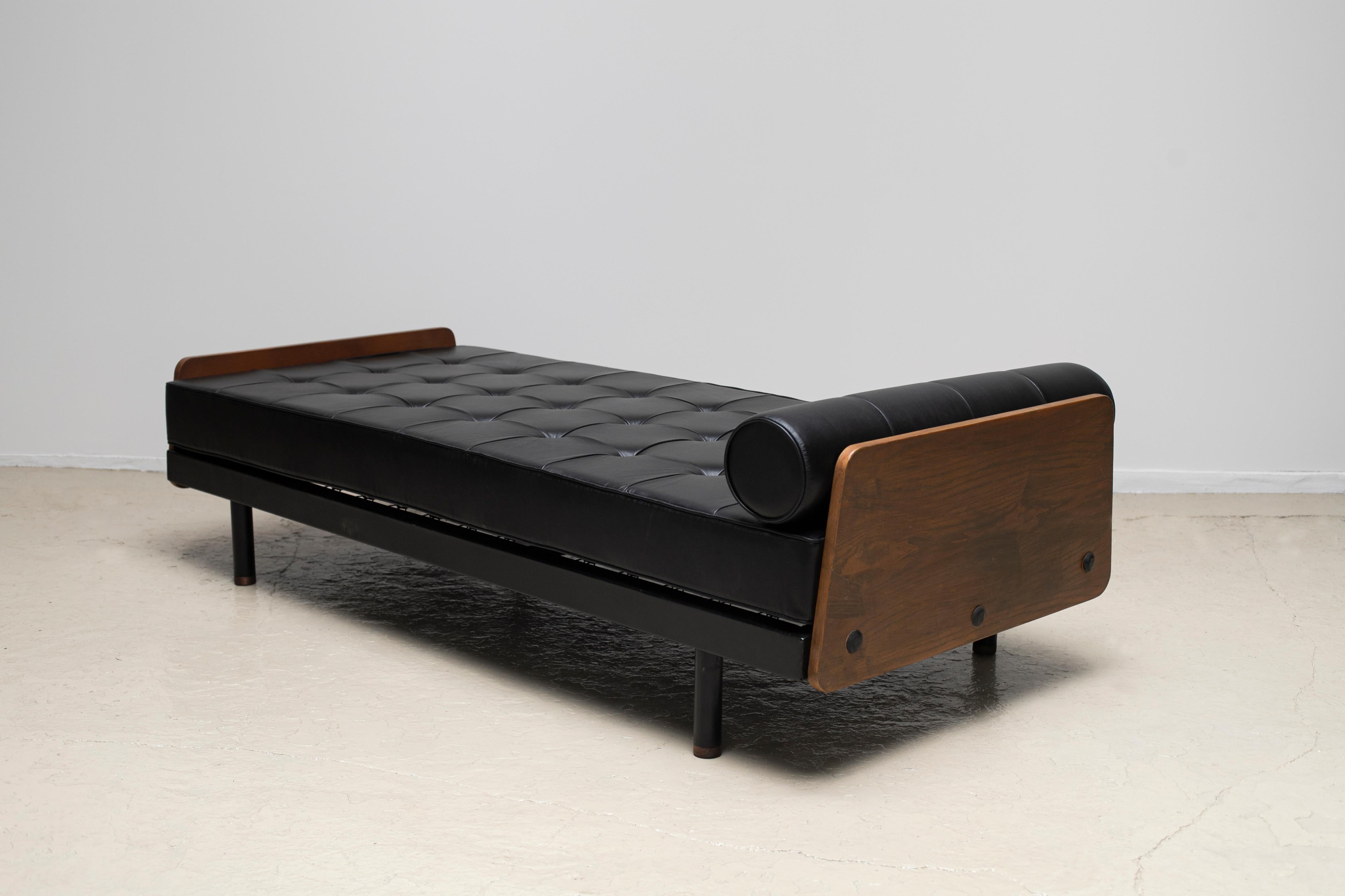 S.C.A.L daybed n°452 designed by Jean Prouvé in 1950s for Cansado in Mauritania.
Mahogany veneered end panels and lacquered steel.
The mattress and bolster are newly made with the genuine cow leather.
      