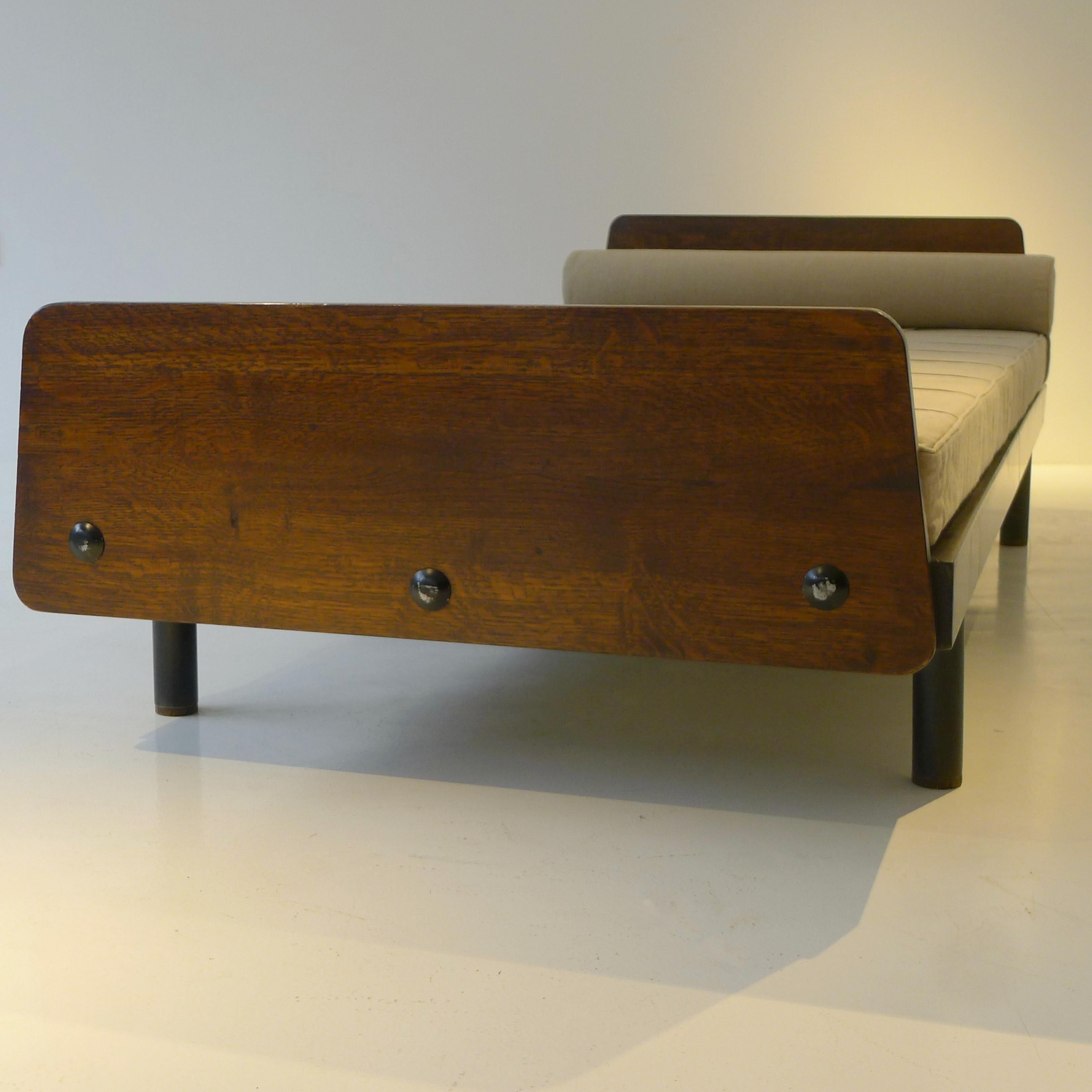 Jean Prouvé, S.C.I.C.L. Méridienne, planches de tête et de pieds en chêne, table d'appoint pivotante en vente 3