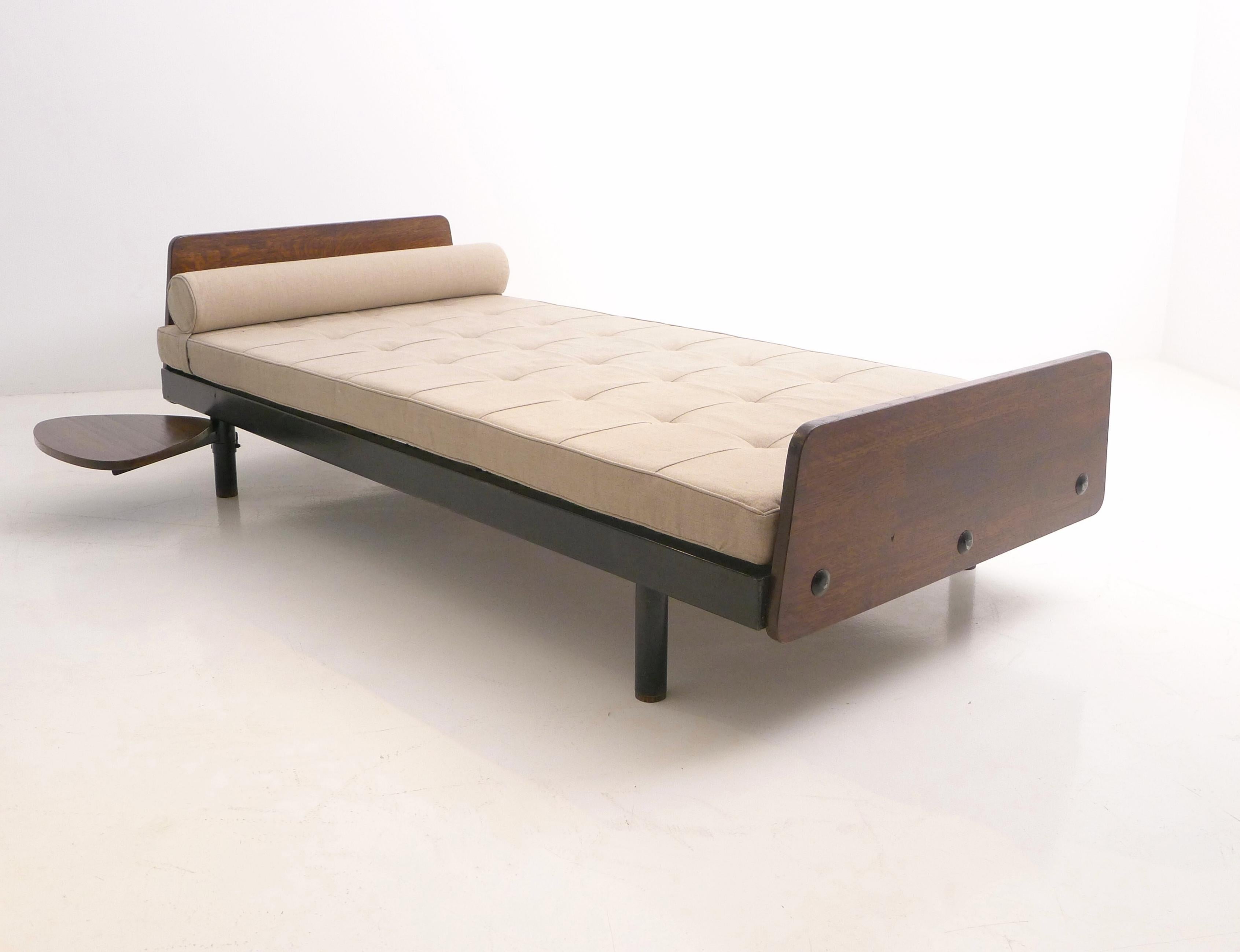 Jean Prouvé, S.C.I.C.L. Méridienne, planches de tête et de pieds en chêne, table d'appoint pivotante en vente 5
