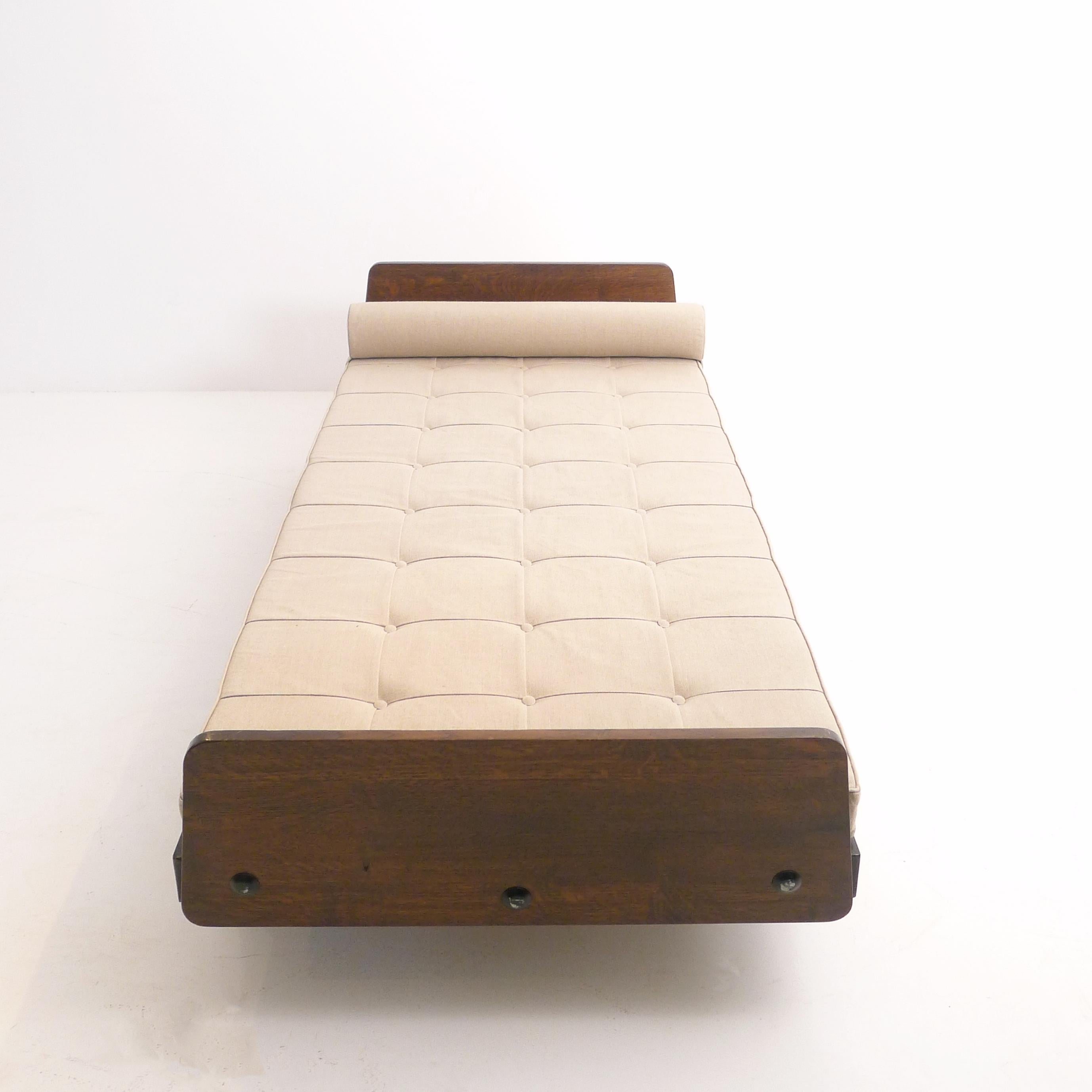 Jean Prouvé, S.C.I.C.L. Méridienne, planches de tête et de pieds en chêne, table d'appoint pivotante en vente 9