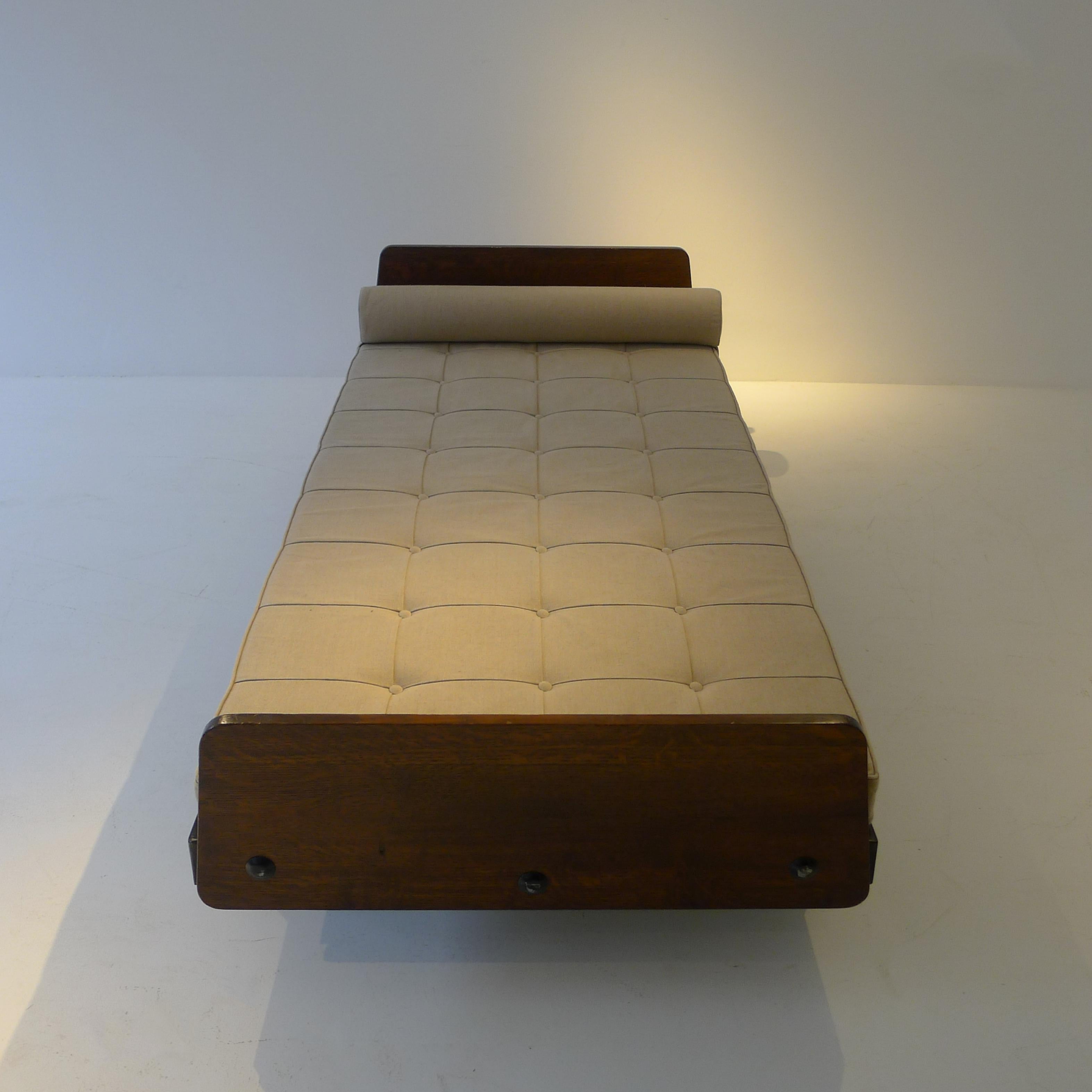 Jean Prouvé, S.C.I.C.L. Méridienne, planches de tête et de pieds en chêne, table d'appoint pivotante en vente 10