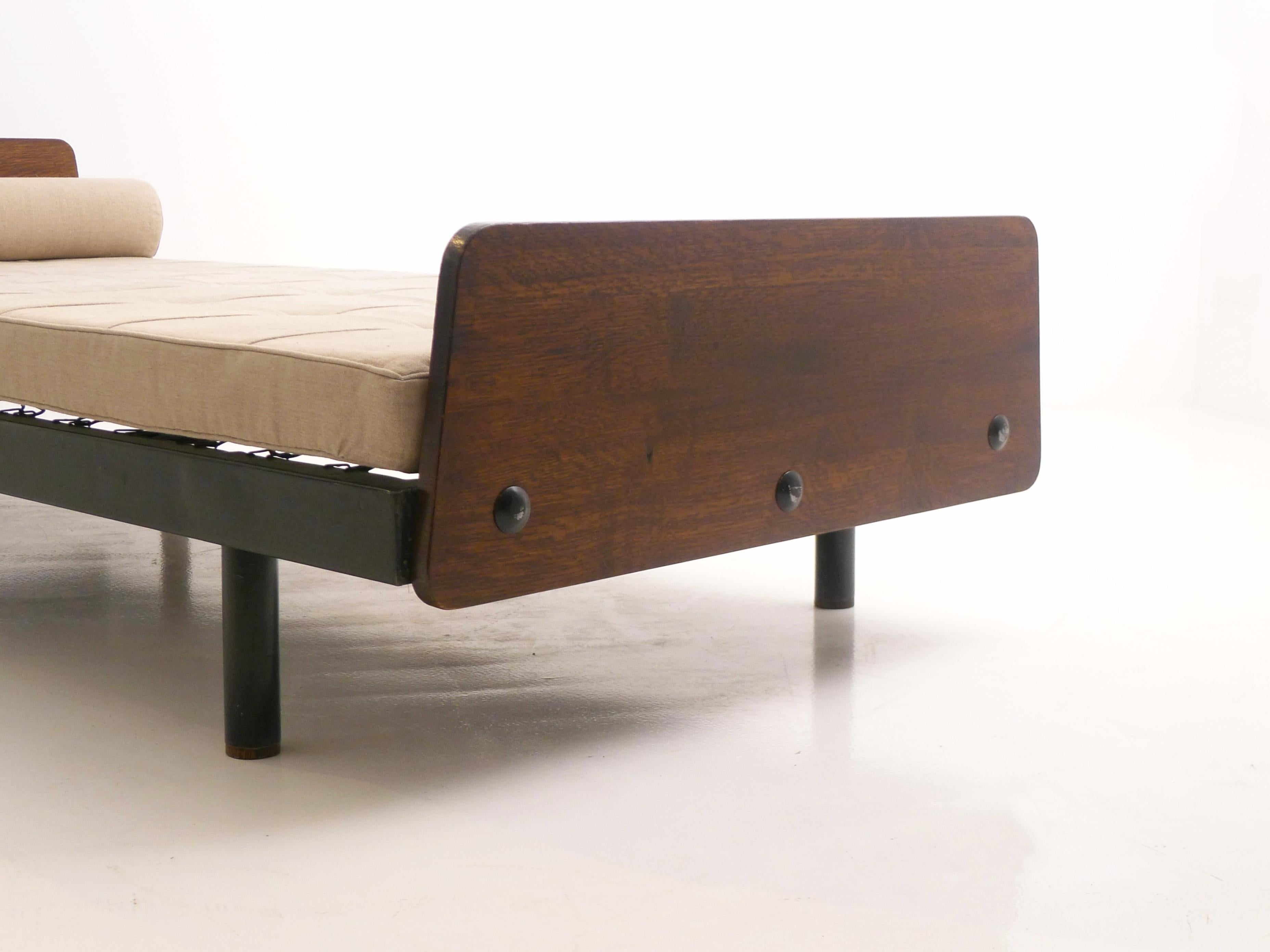 Mid-Century Modern Jean Prouvé, S.C.I.C.L. Méridienne, planches de tête et de pieds en chêne, table d'appoint pivotante en vente
