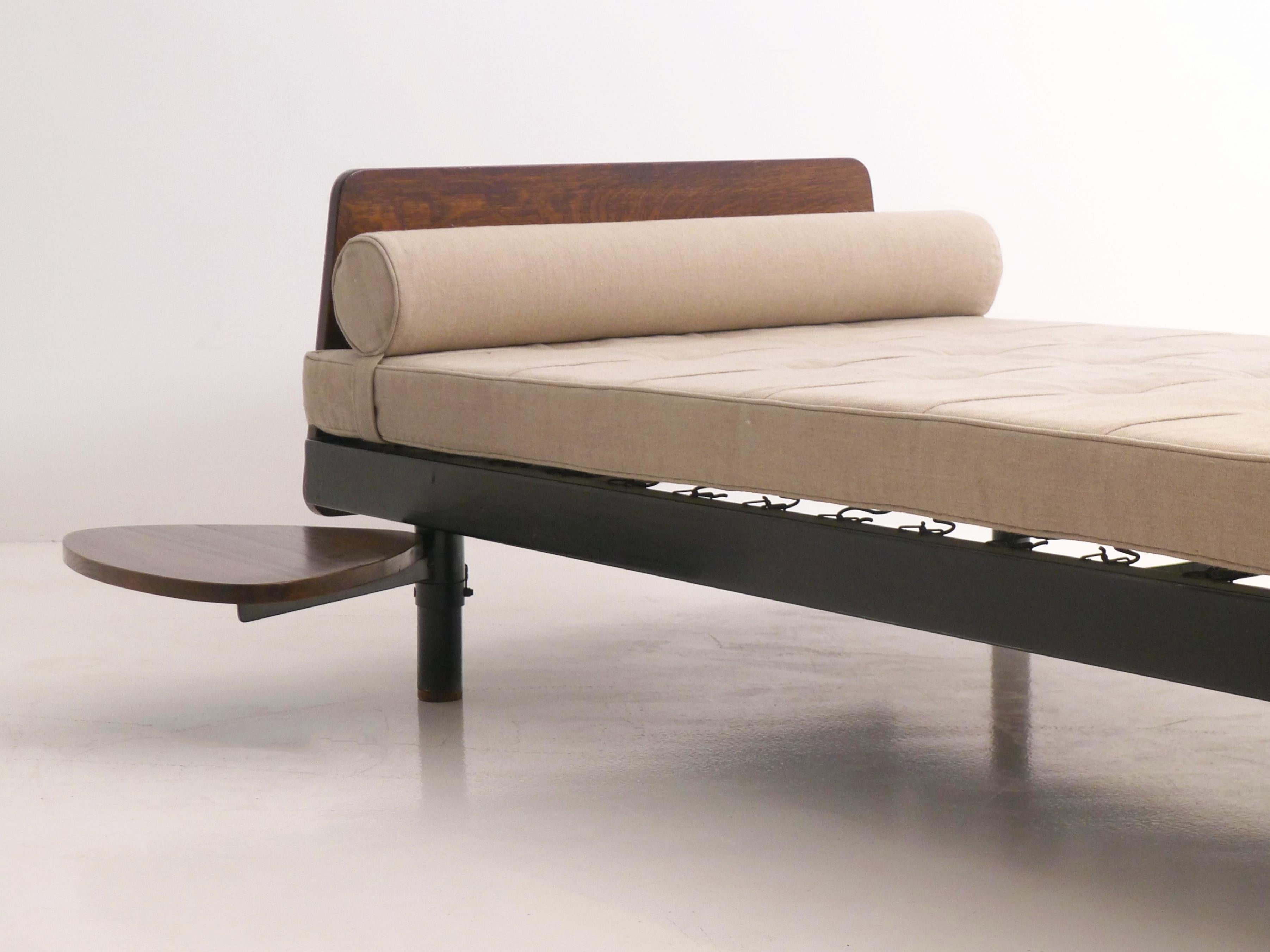 Français Jean Prouvé, S.C.I.C.L. Méridienne, planches de tête et de pieds en chêne, table d'appoint pivotante en vente