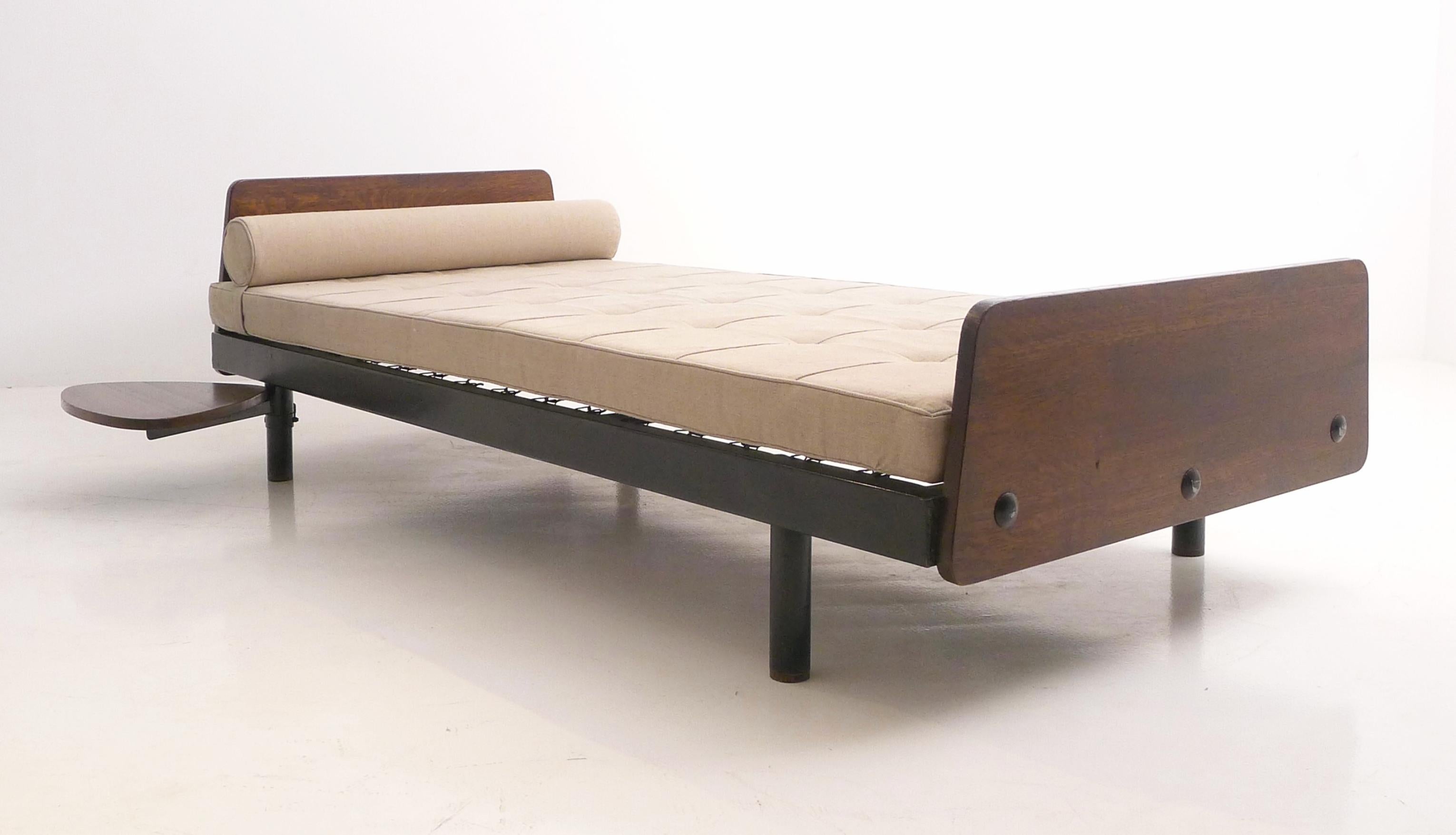 Milieu du XXe siècle Jean Prouvé, S.C.I.C.L. Méridienne, planches de tête et de pieds en chêne, table d'appoint pivotante en vente