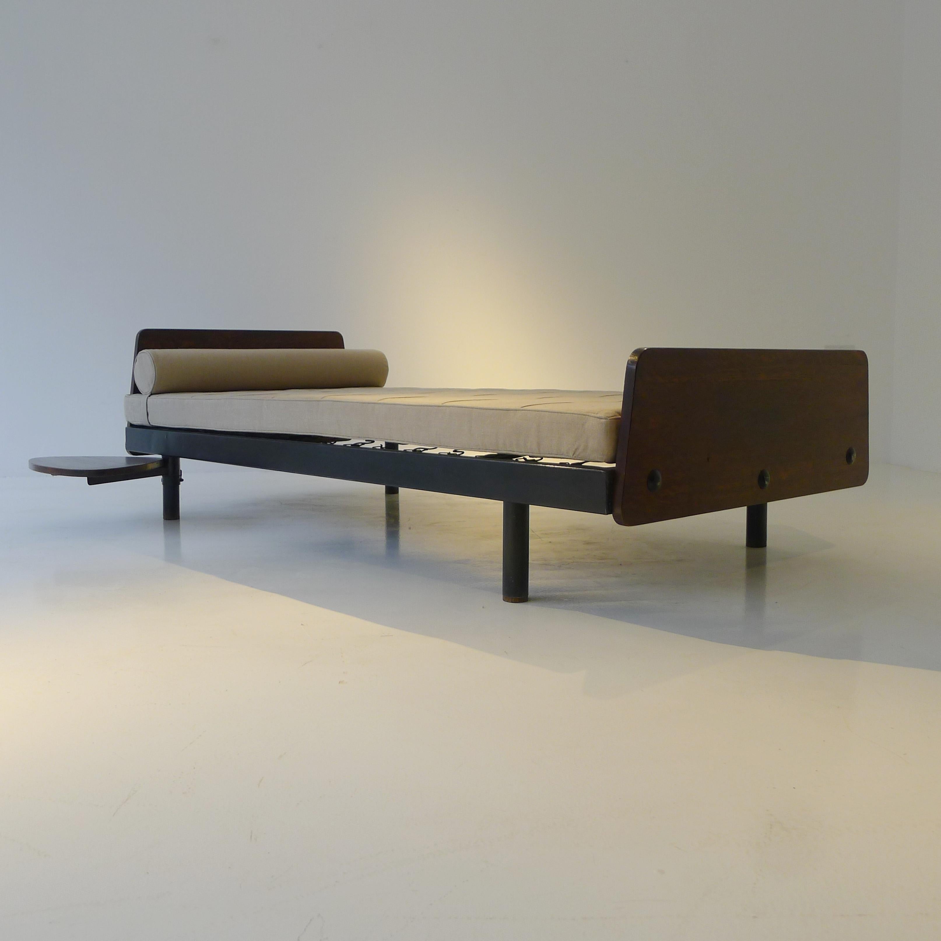 Jean Prouvé, S.C.I.C.L. Méridienne, planches de tête et de pieds en chêne, table d'appoint pivotante en vente 1
