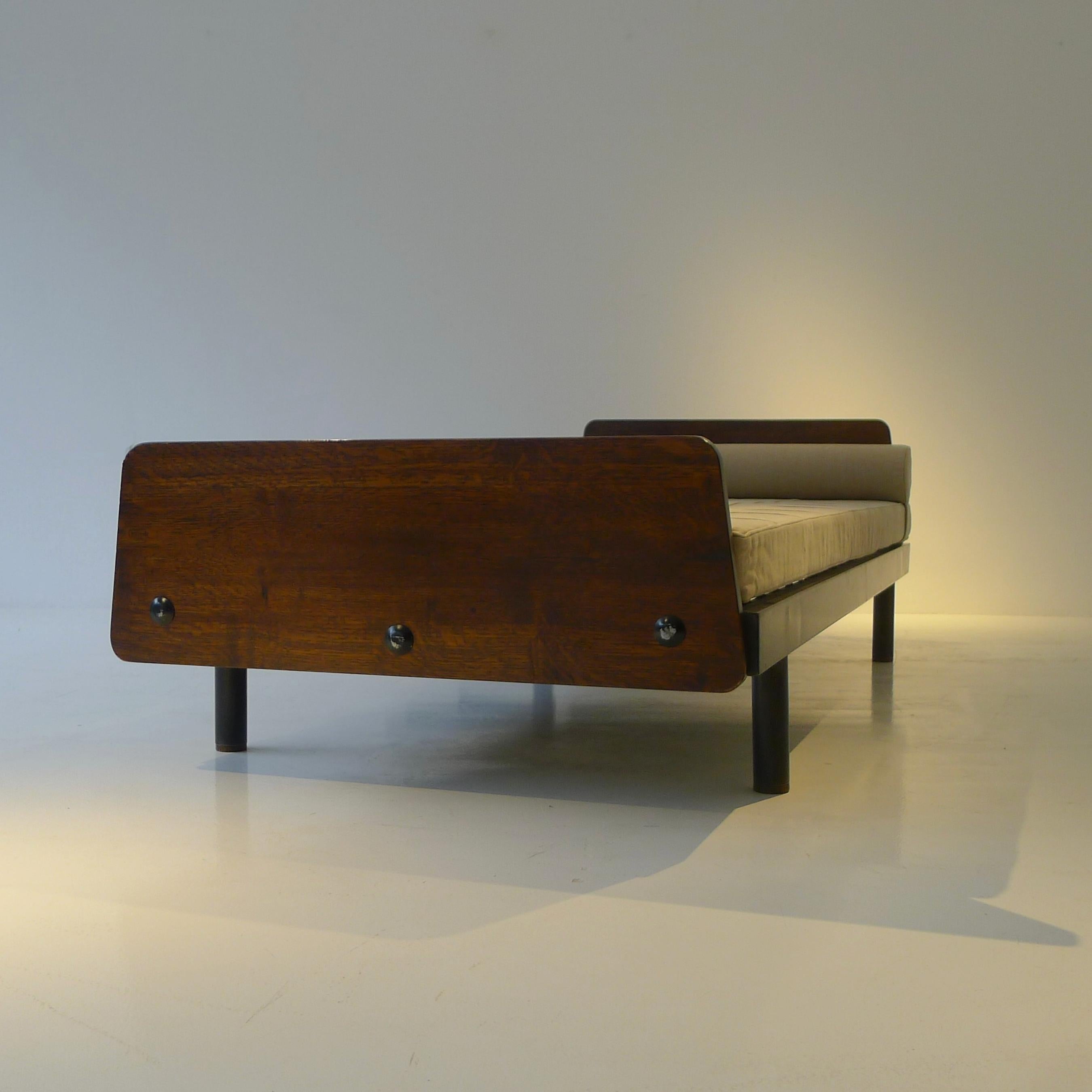 Jean Prouvé, S.C.I.C.L. Méridienne, planches de tête et de pieds en chêne, table d'appoint pivotante en vente 2