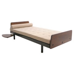 Jean Prouvé, S.C.I.C.L. Méridienne, planches de tête et de pieds en chêne, table d'appoint pivotante
