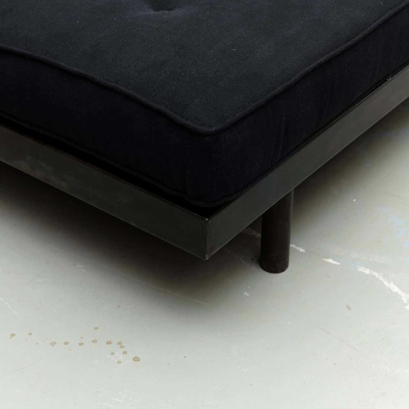 Mid-Century Modern Jean Prouvé S.C.I.C.A.L.. Lit de jour double, vers 1950 en vente