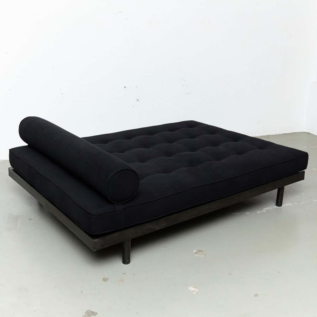 Métal Jean Prouvé S.C.I.C.A.L.. Lit de jour double, vers 1950 en vente