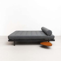 Jean Prouvé S.C.A.L. Modernes Doppel-Tagesbett, Frankreich, Mitte des Jahrhunderts, CIRCA 1950