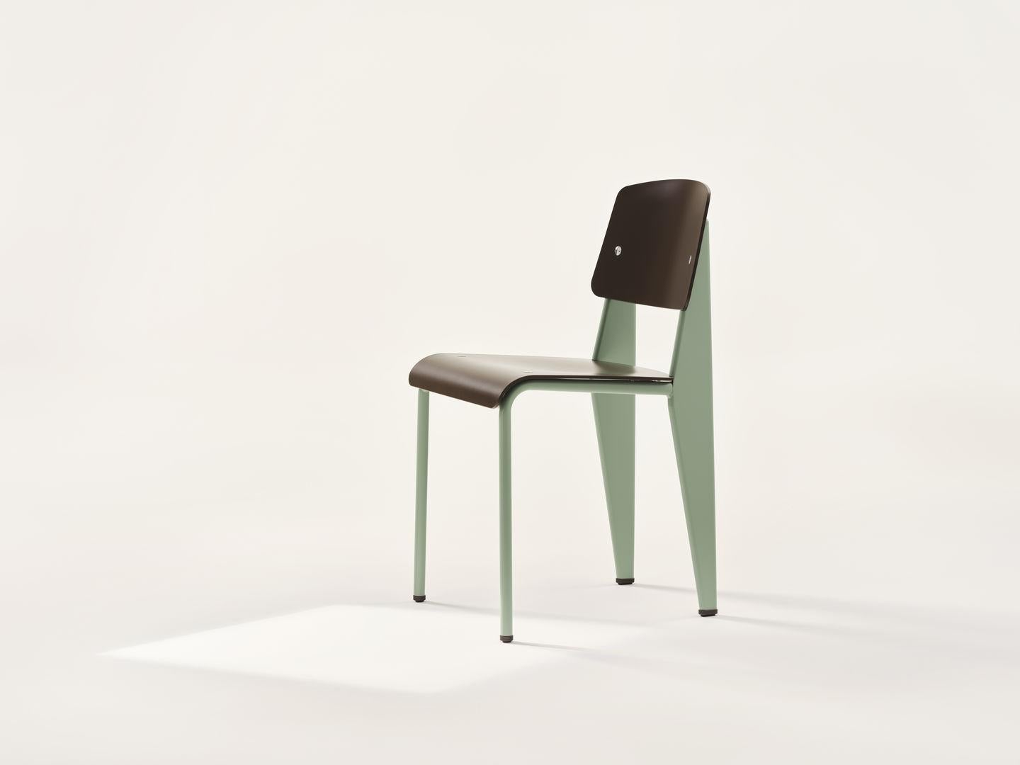 Chair designed by Jean Prouvé in 1934/50.
Manufactured by Vitra, Switzerland.

The standard chair by Jean Prouvé has evolved into one of the most famous classics of the French 'constructeur'. The seat and backrest of this understated, iconic