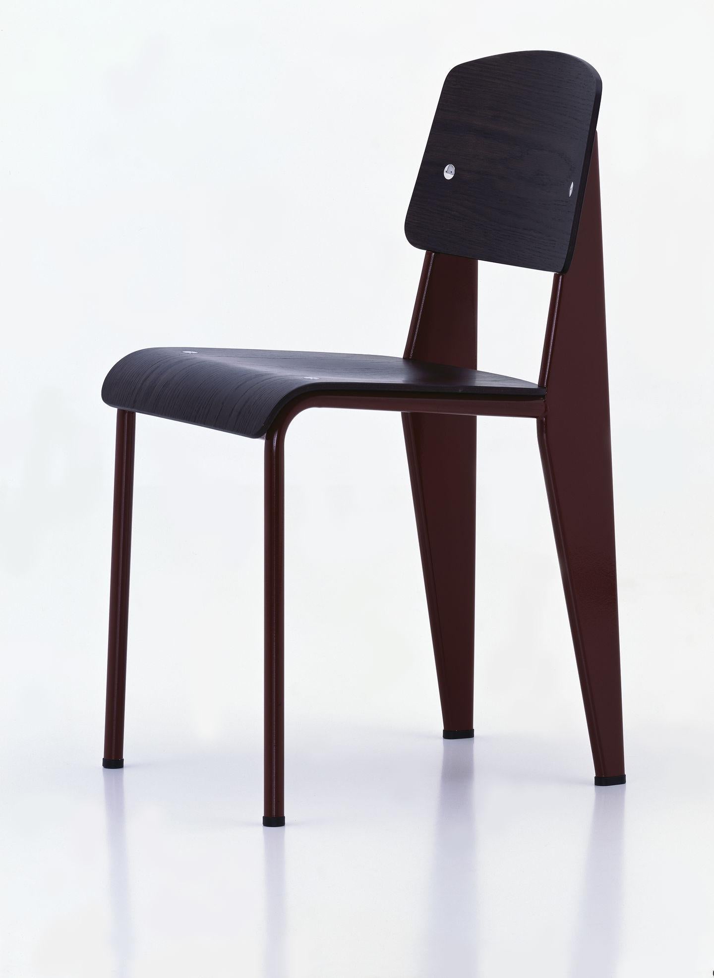 Chair designed by Jean Prouvé in 1934/50.
Manufactured by Vitra, Switzerland.

The Standard chair by Jean Prouvé has evolved into one of the most famous classics of the French 'constructeur'. The seat and backrest of this understated, iconic
