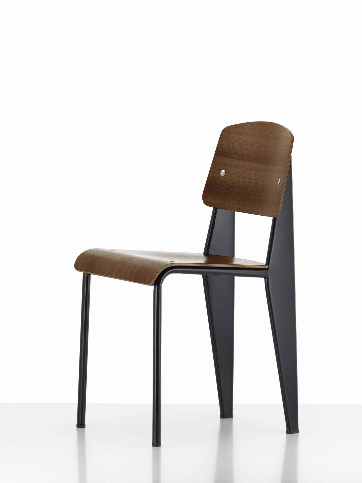 Chair designed by Jean Prouvé in 1934/50.
Manufactured by Vitra, Switzerland.

The Standard chair by Jean Prouvé has evolved into one of the most famous classics of the French 'constructeur'. The seat and backrest of this understated, iconic