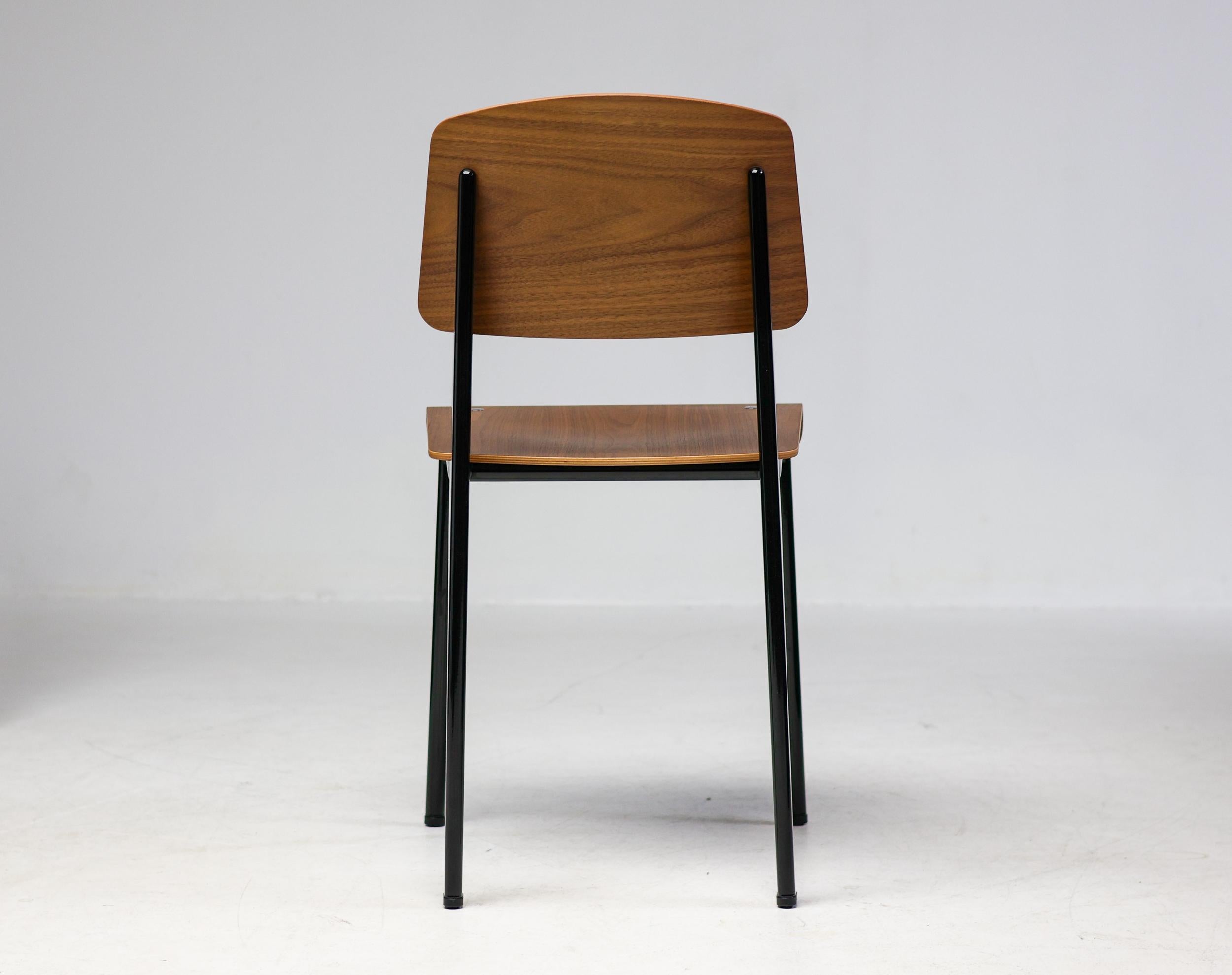 Jean Prouvé Standard Stuhl  (Französisch) im Angebot