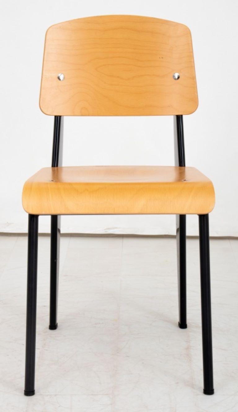 Jean Prouve (Franzose, 1901-1984), Standard Chair für Vitra Edition 2002 aus Eichenholz und patinierten schwarzen Aluminiumstützen, auf der Unterseite mit dem Label 