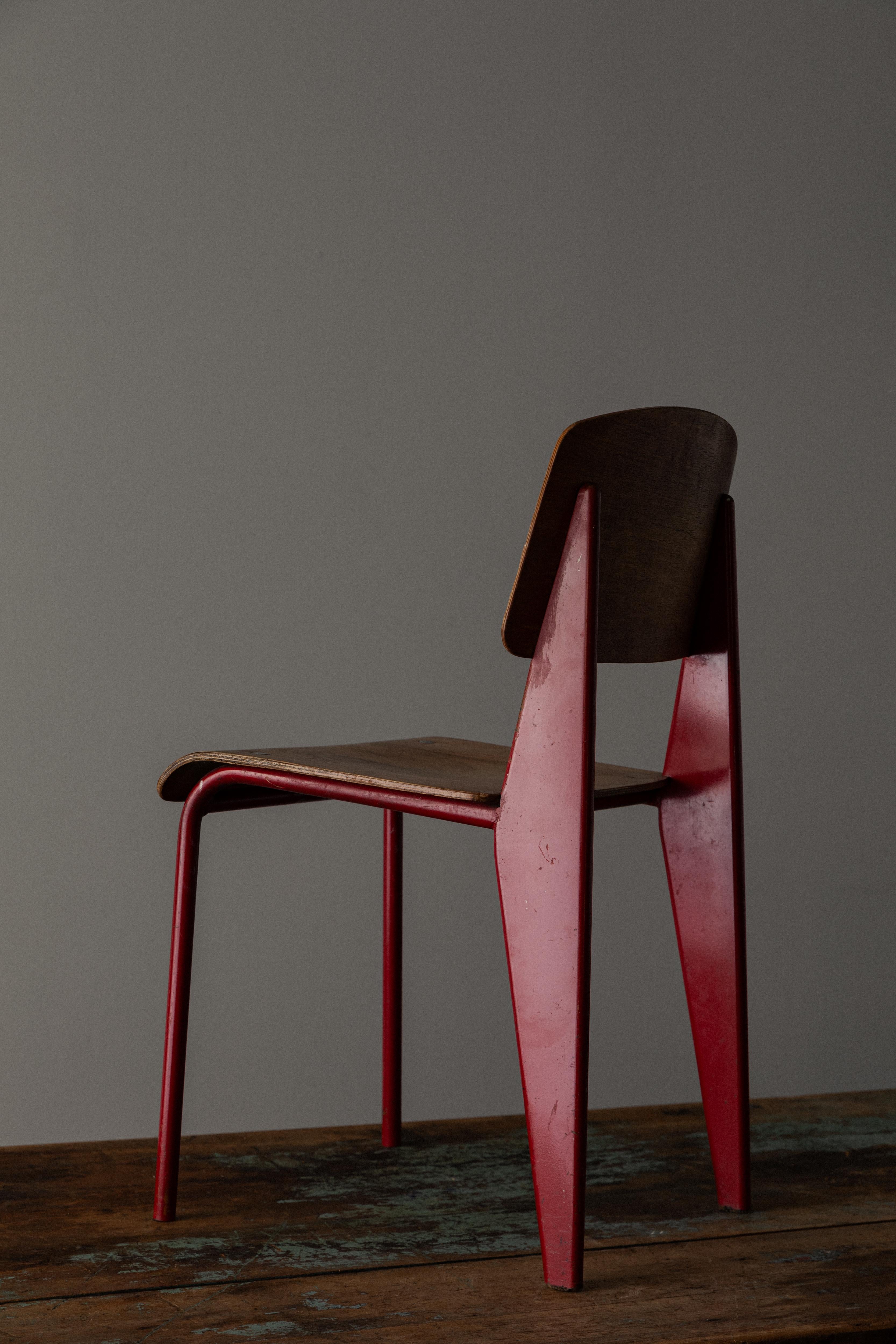Mid-Century moderno Sedia standard Jean Prouve in rosso giapponese in vendita