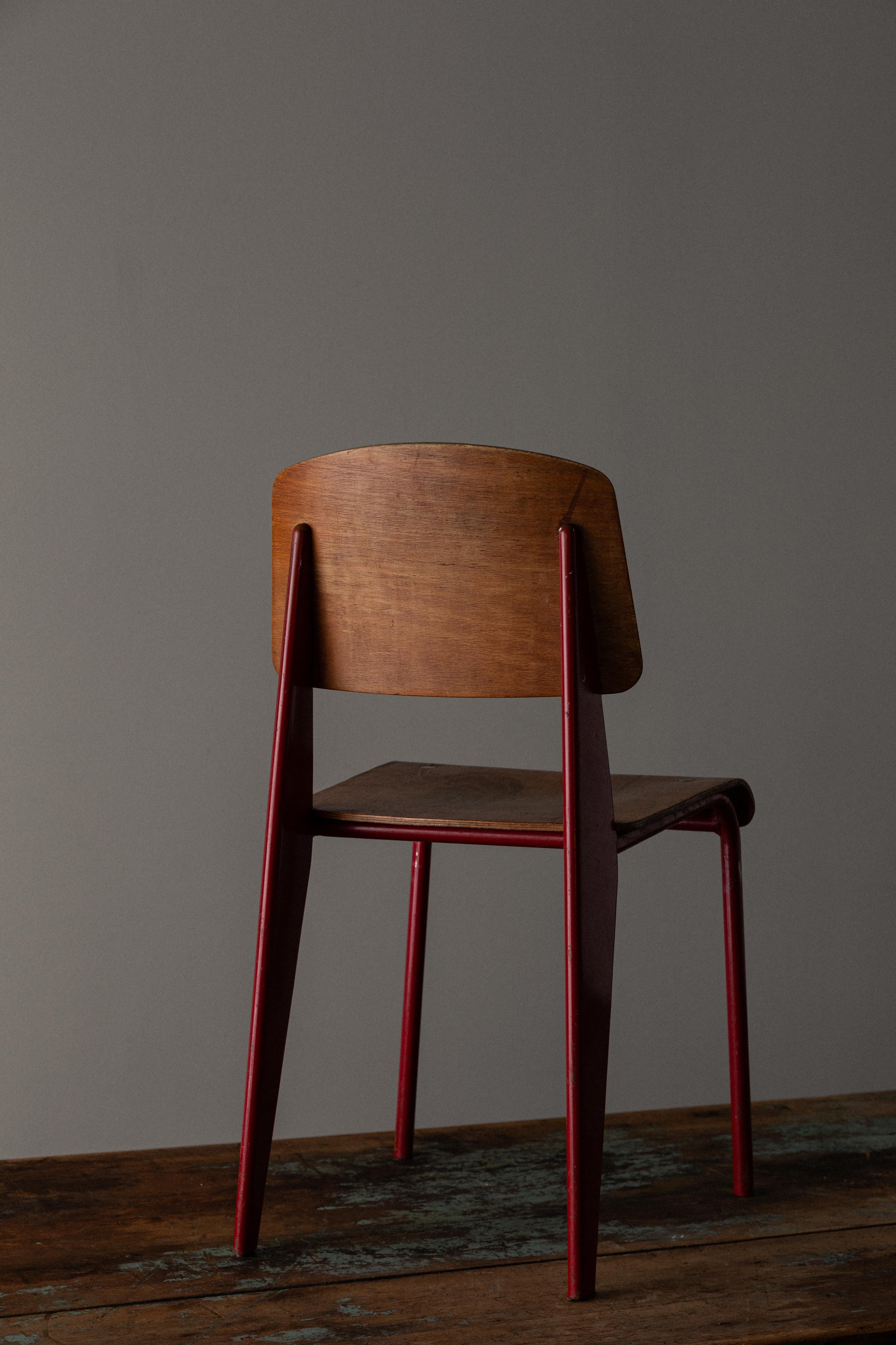 Francese Sedia standard Jean Prouve in rosso giapponese in vendita