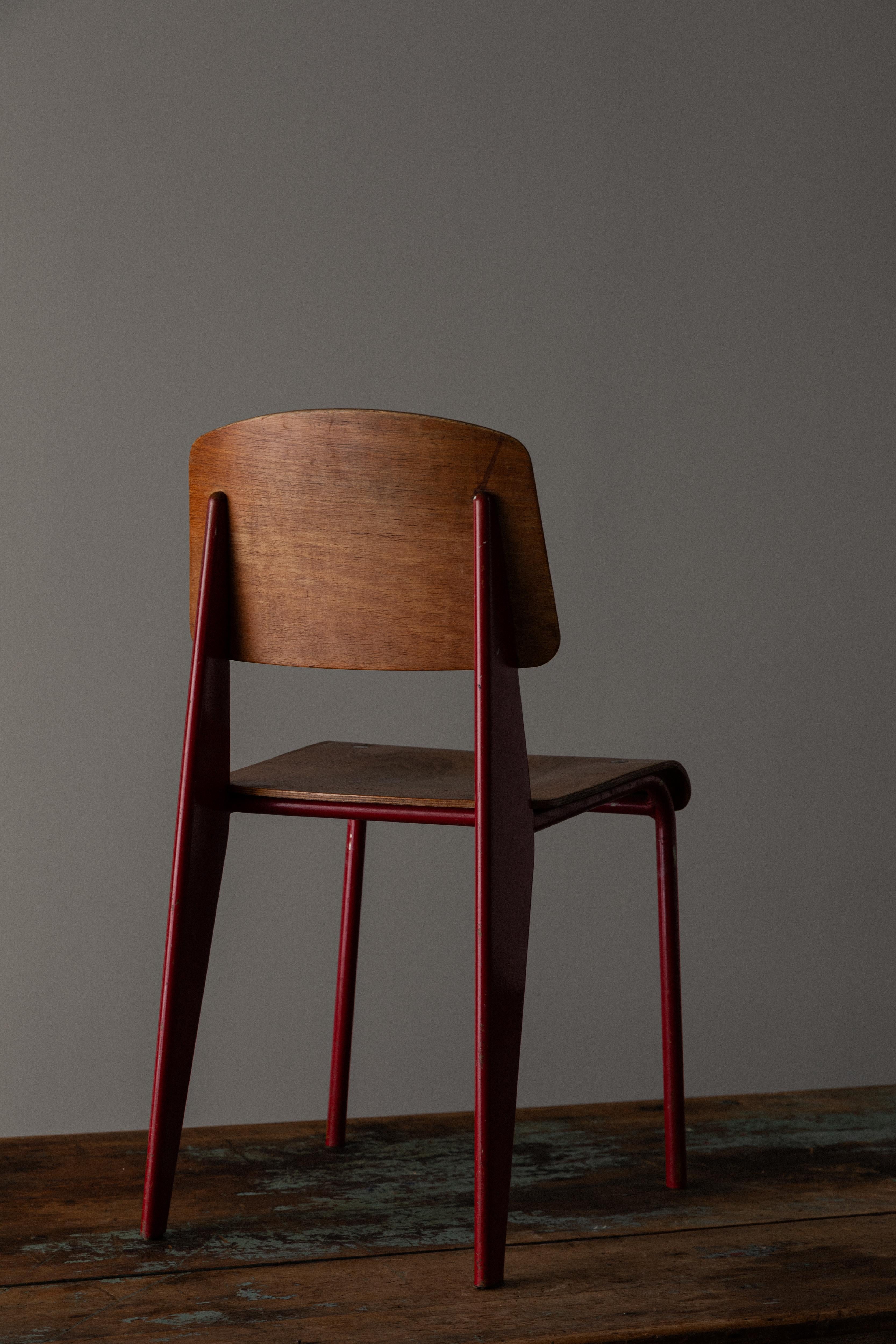 Sedia standard Jean Prouve in rosso giapponese In condizioni buone in vendita a Los Angeles, CA