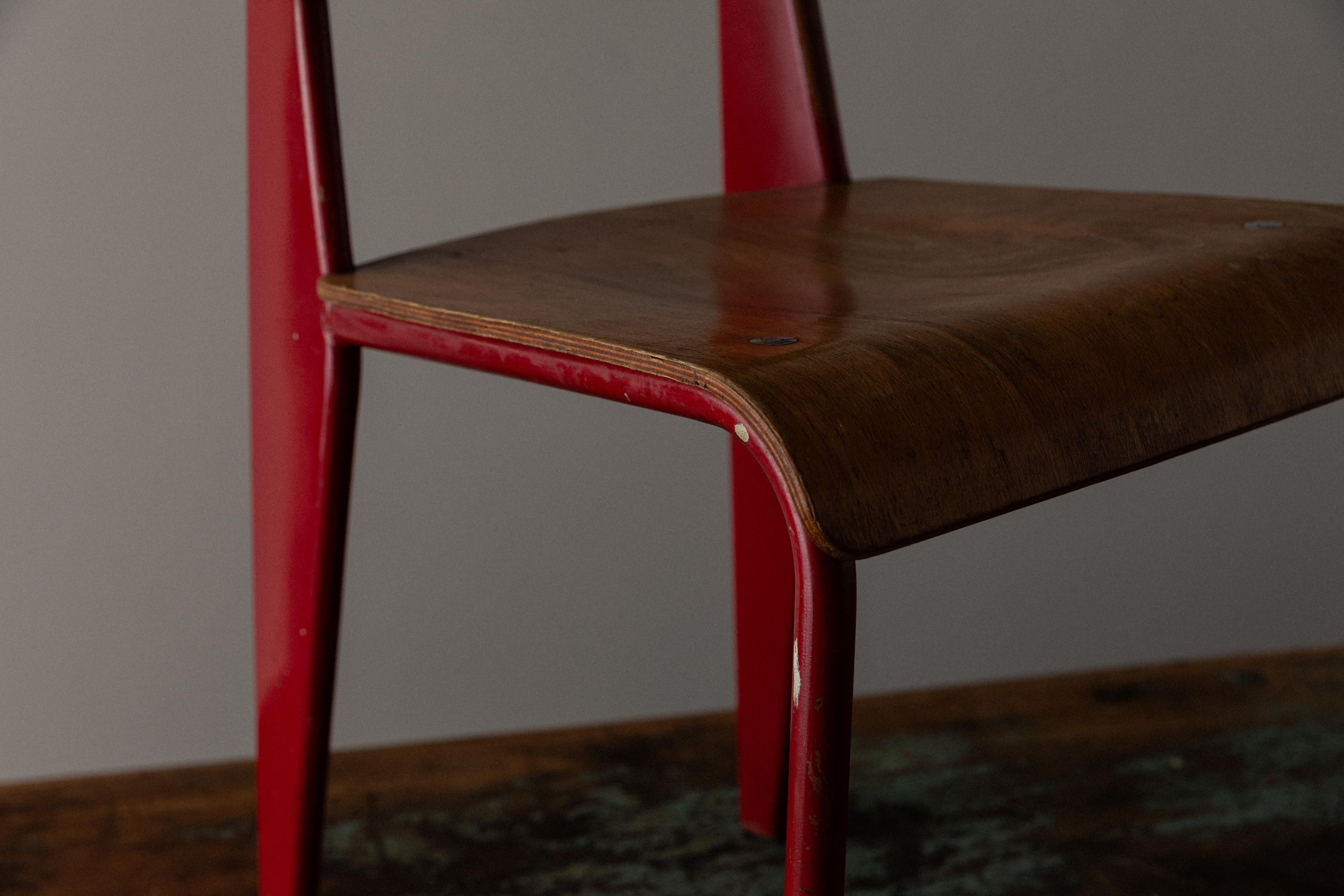 Metà XX secolo Sedia standard Jean Prouve in rosso giapponese in vendita