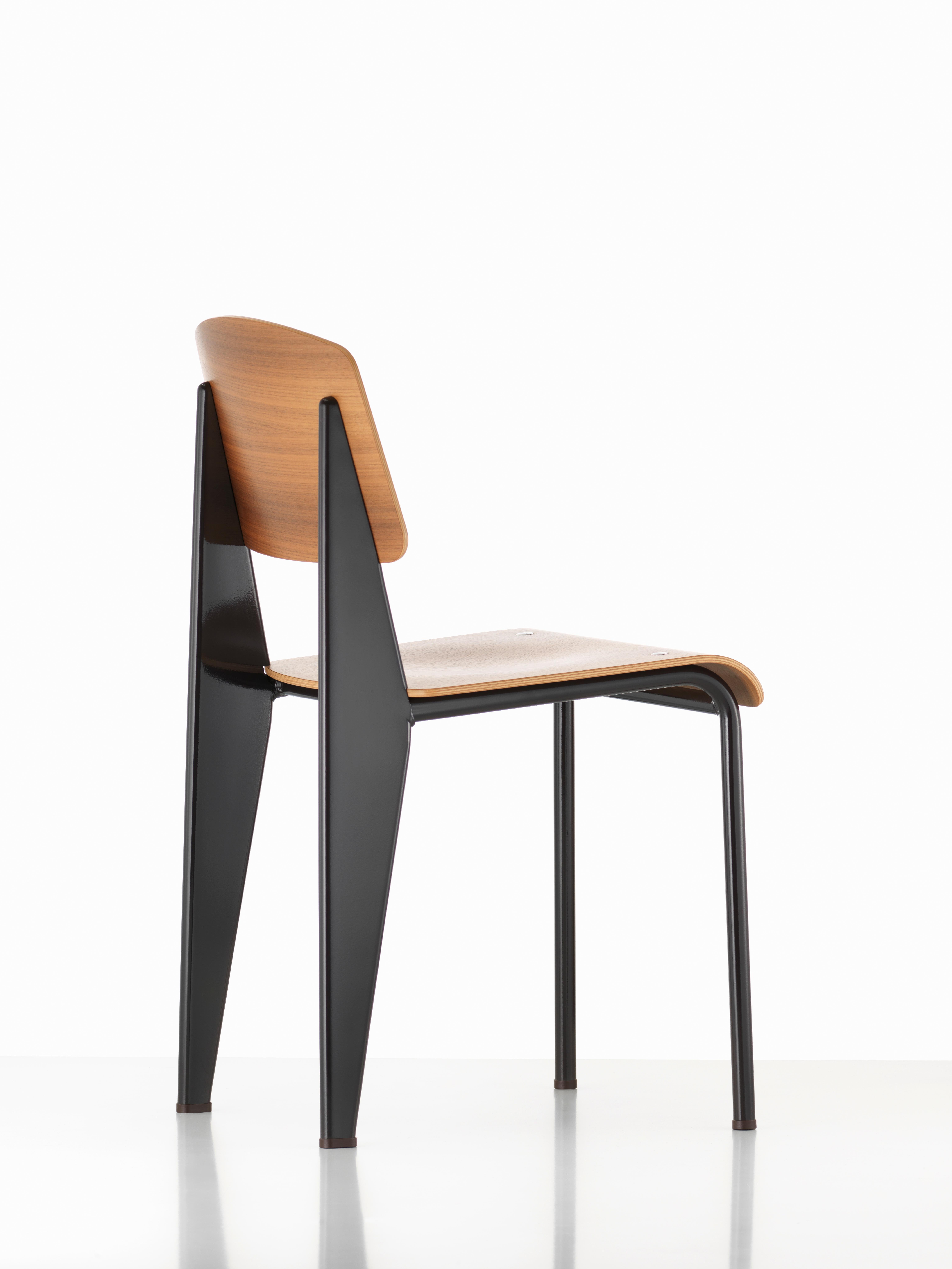 Chaise standard Jean Prouvé en chêne naturel et métal noir pour Vitra en vente 7