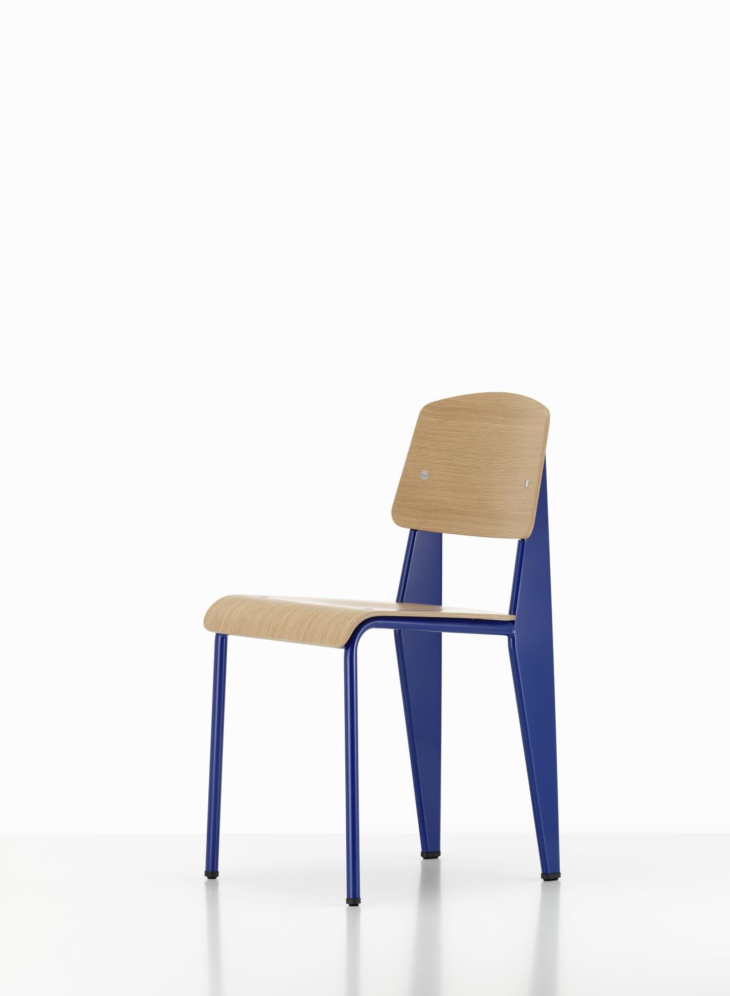 Jean Prouvé Standard Chair aus Eiche Natur und blauem Metall für Vitra (Moderne der Mitte des Jahrhunderts) im Angebot