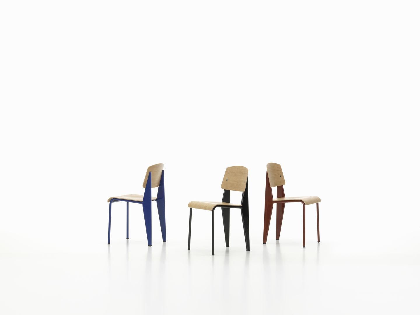 Jean Prouvé Standard Chair aus Eiche Natur und blauem Metall für Vitra (Französisch) im Angebot